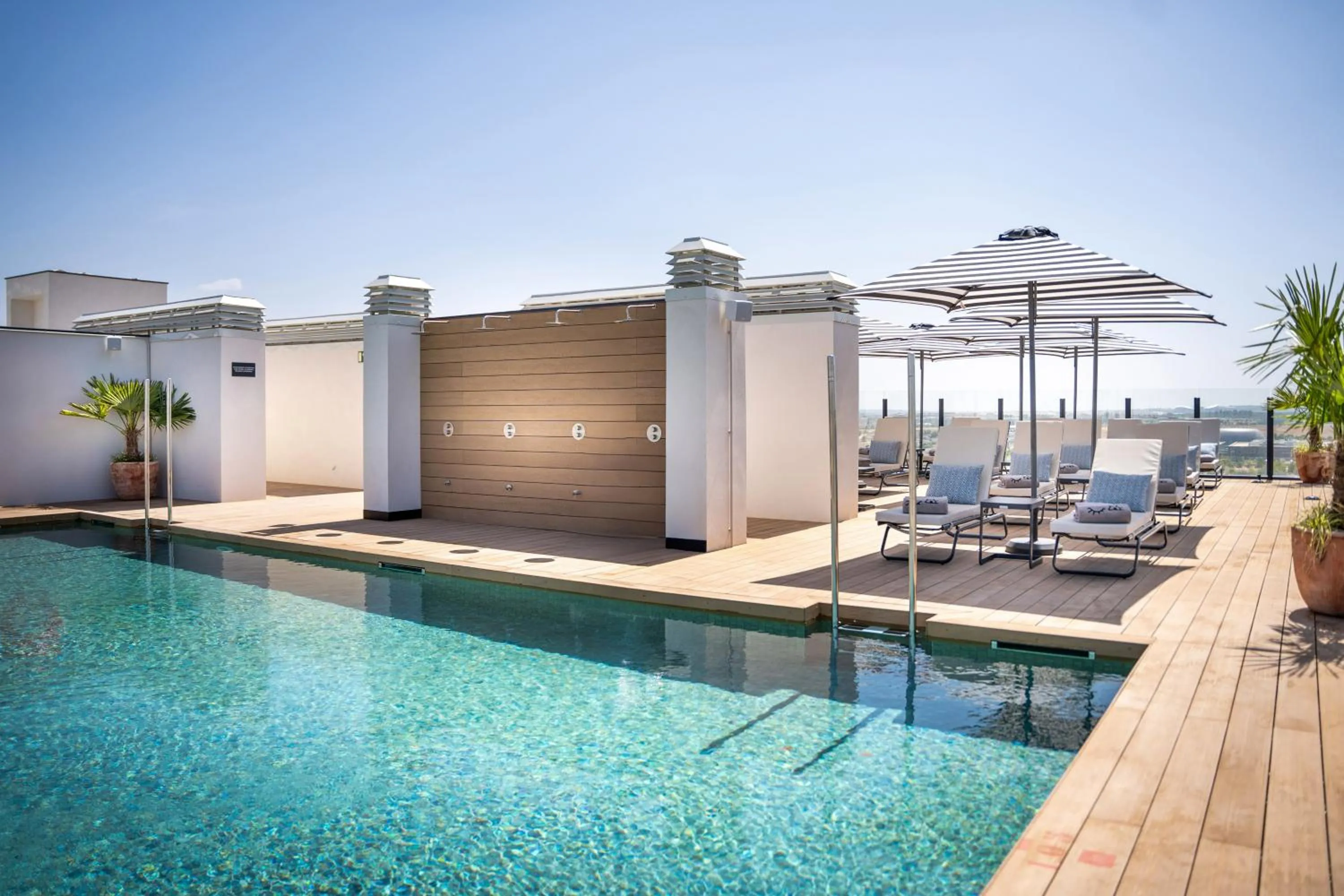 Swimming pool in INNSiDE by Meliá Madrid Valdebebas