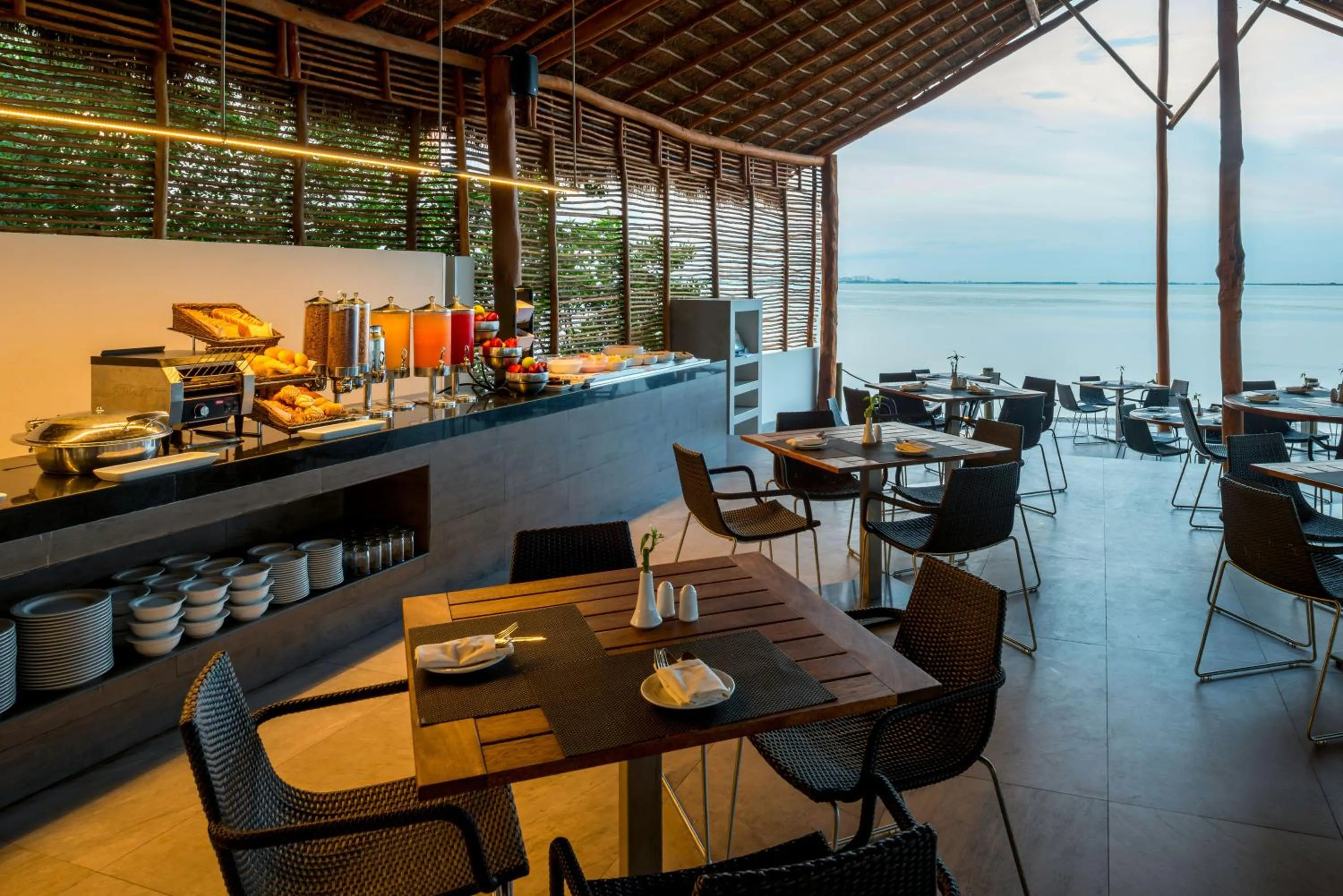 Restaurant/places to eat in Real Inn Cancún