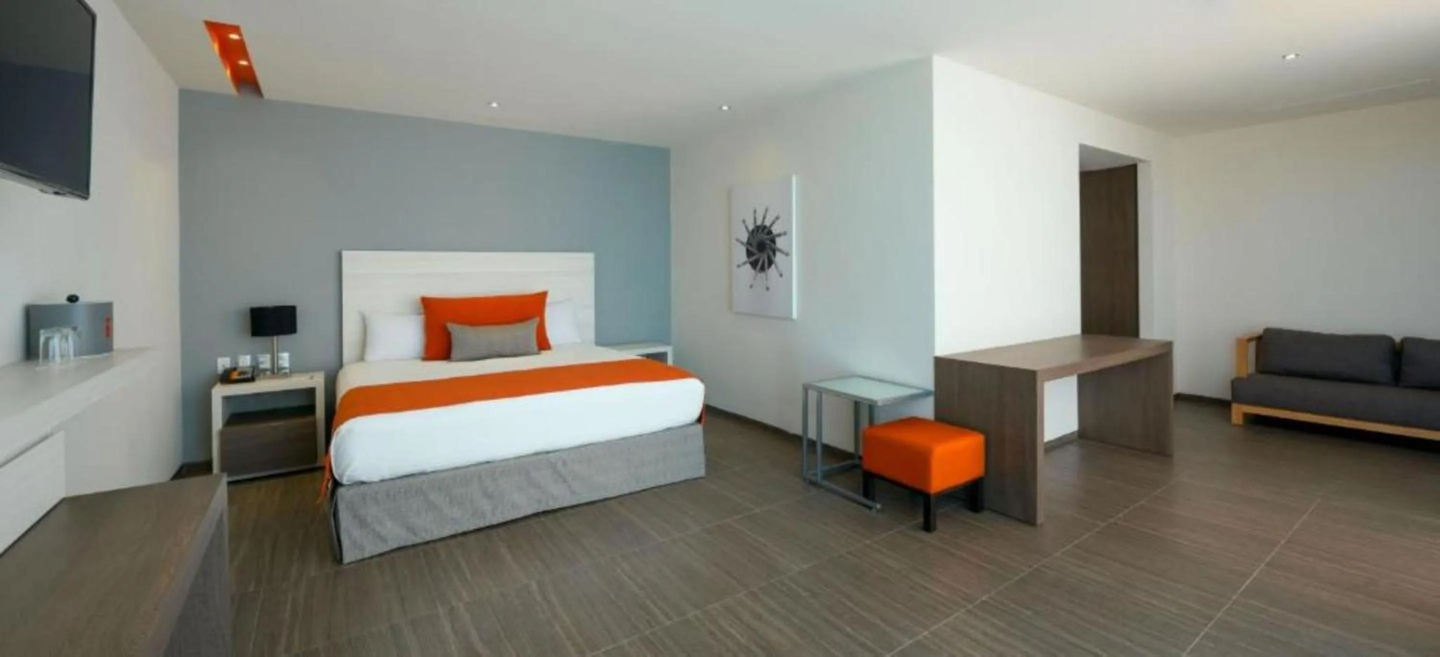 Photo of the whole room in Real Inn Cancún