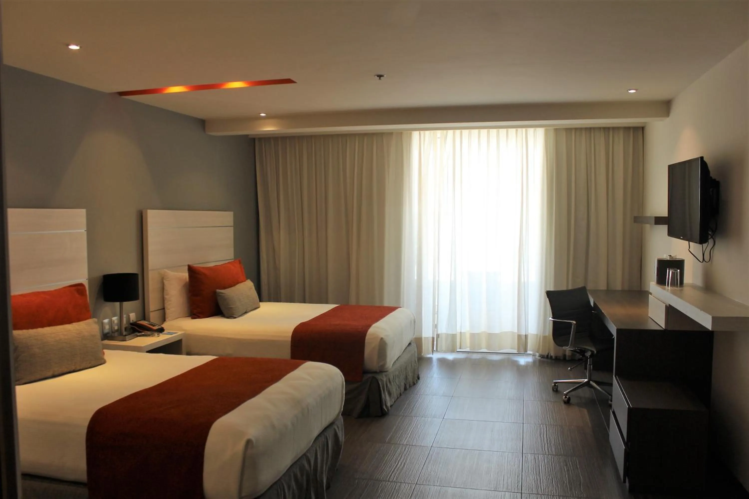 Photo of the whole room in Real Inn Cancún