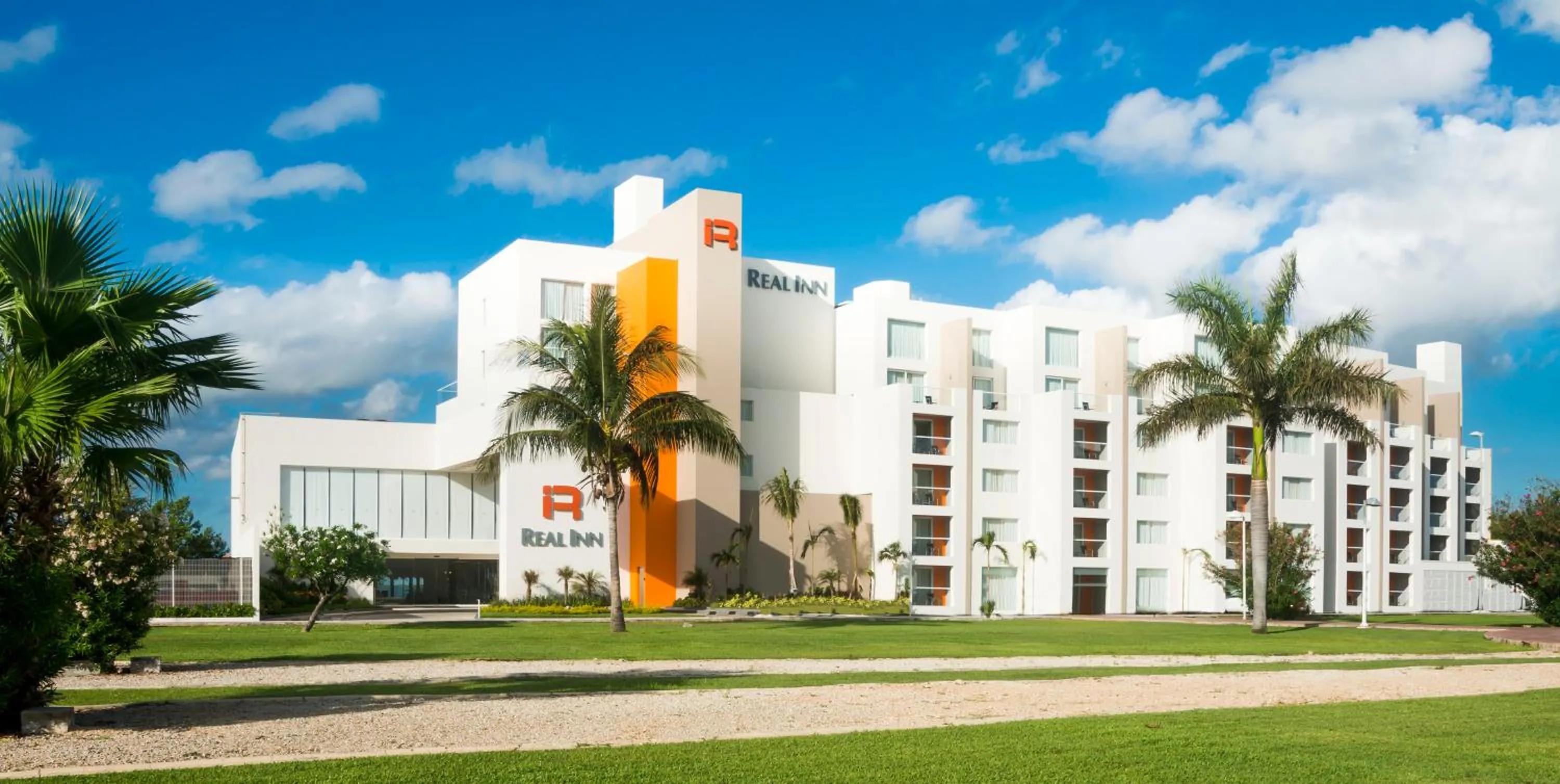 Property building in Real Inn Cancún