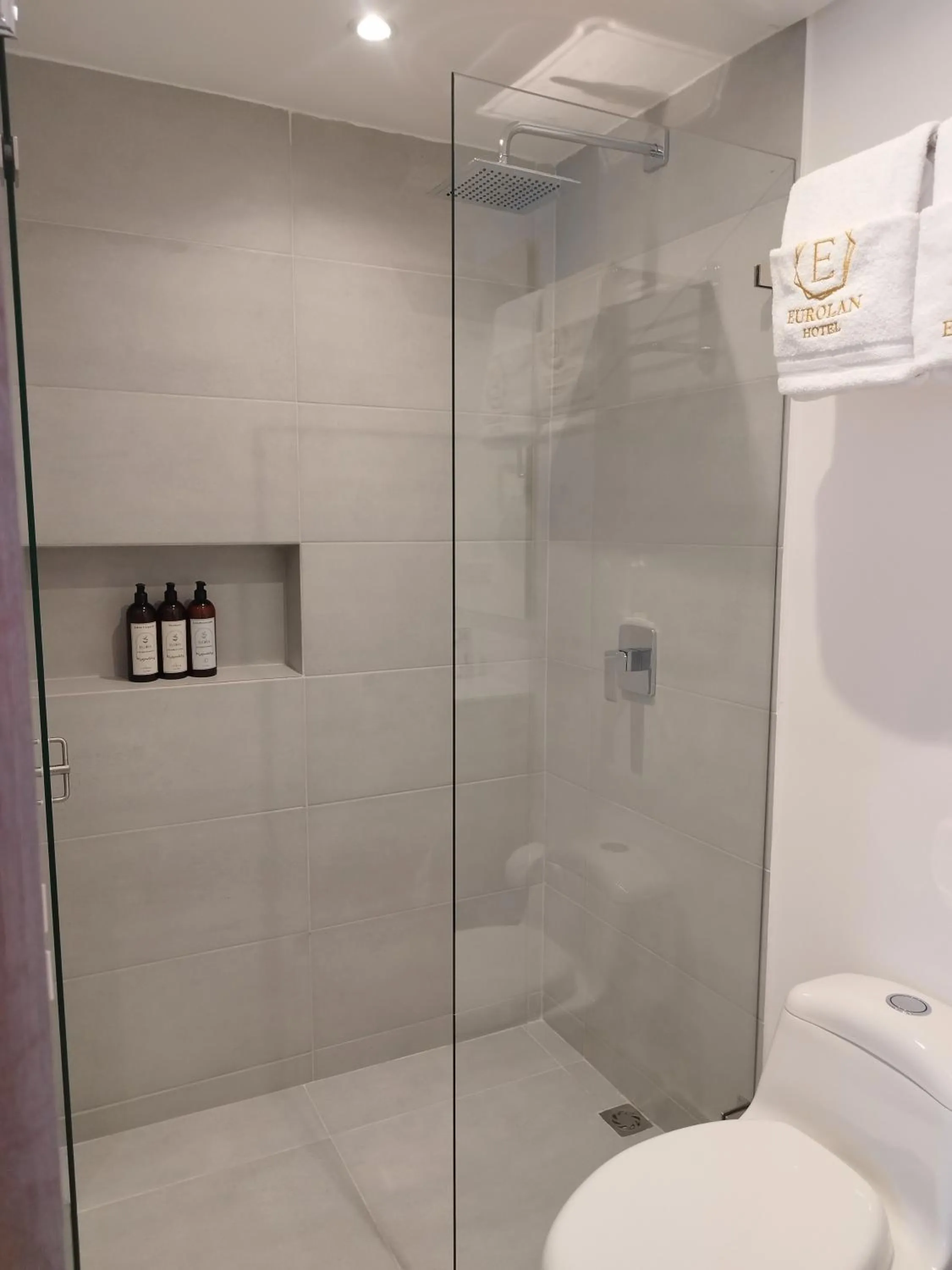 Shower in Eurolan 72