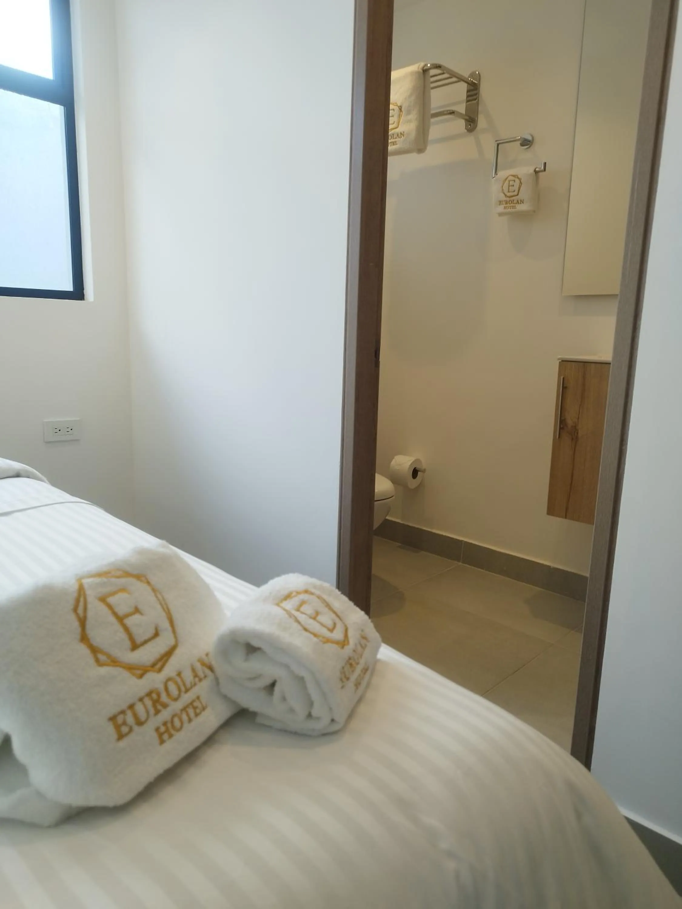 Bedroom, Bed in Eurolan 72