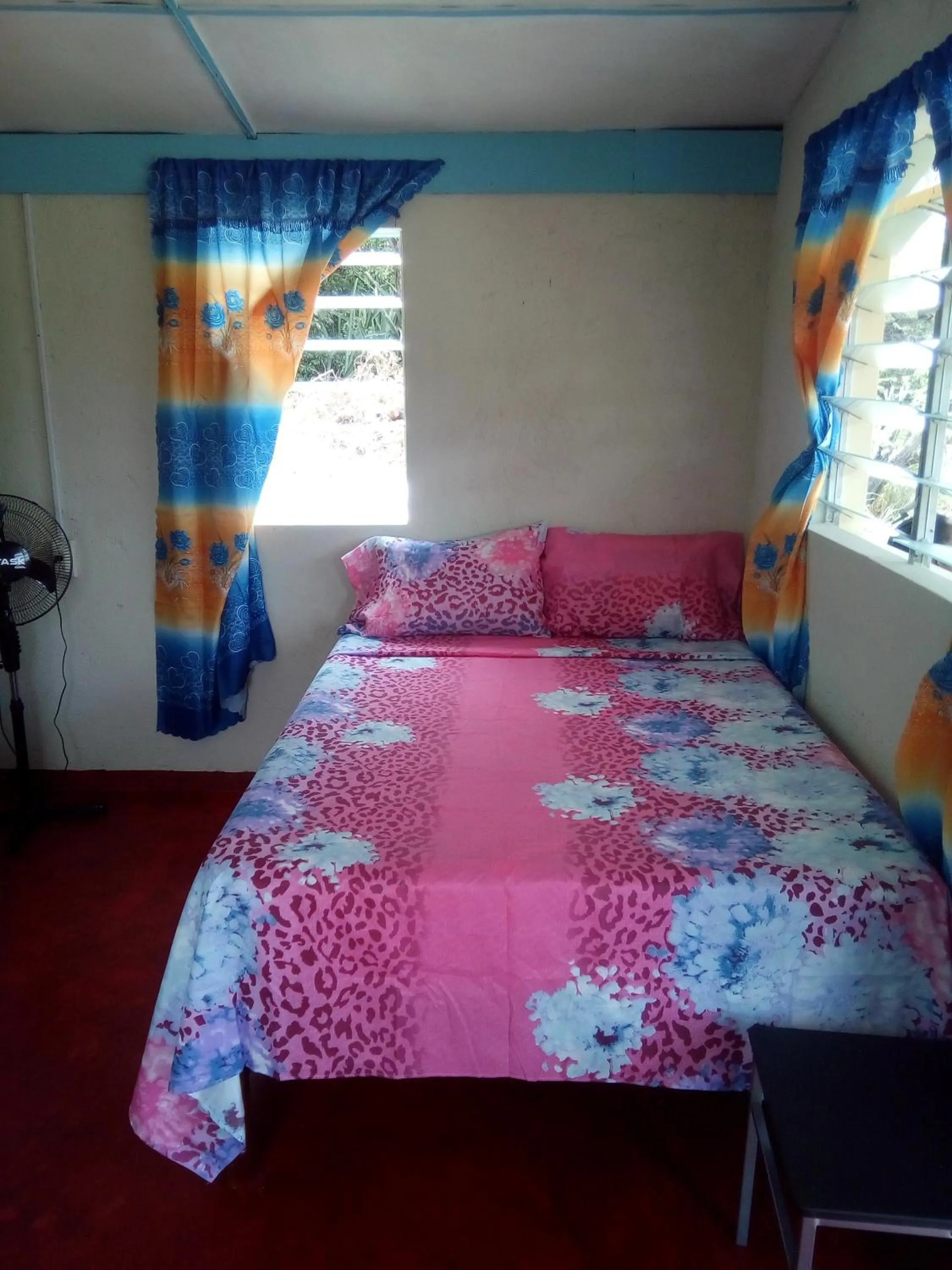 Bed in Waikiki Guest House