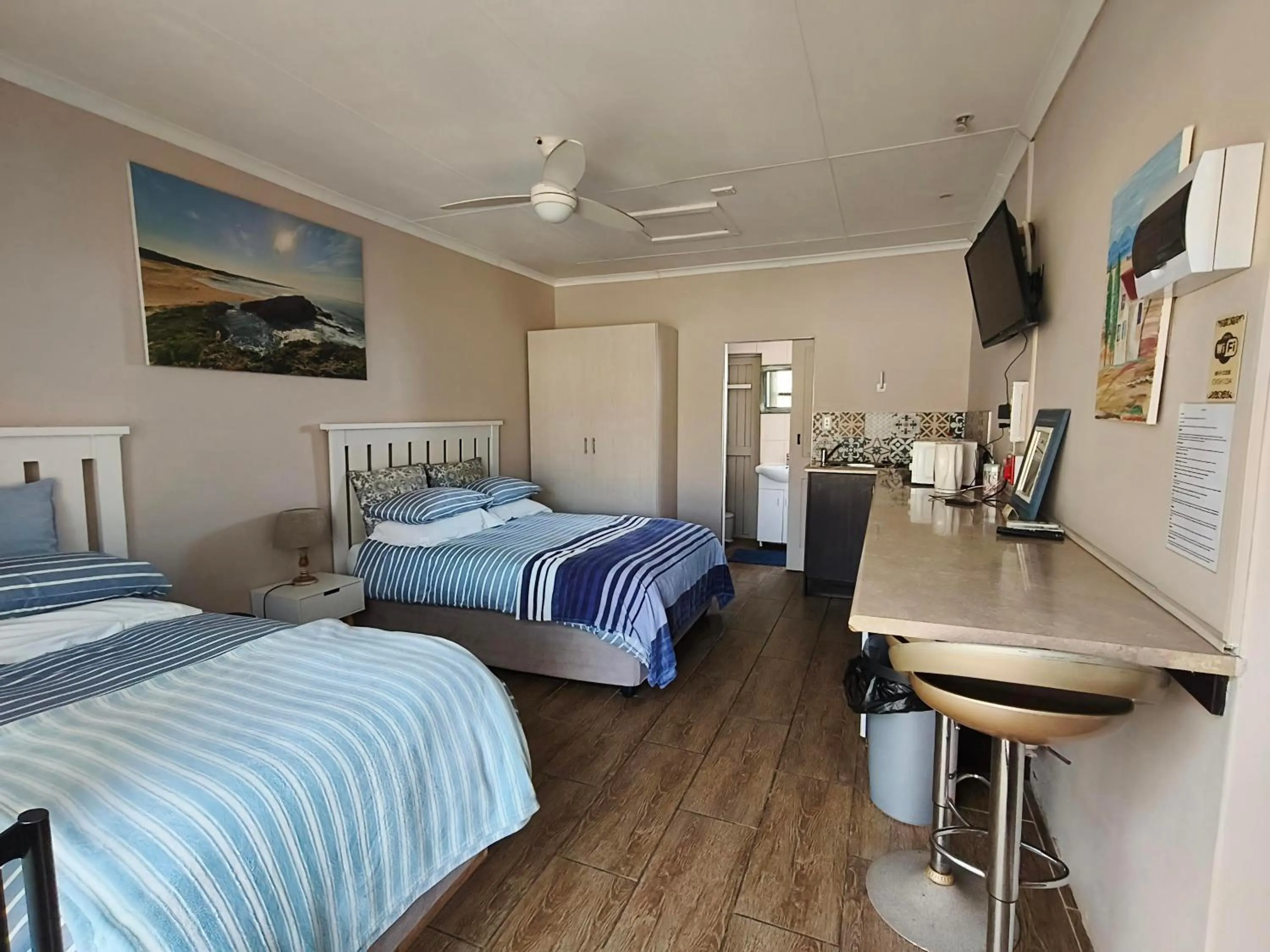 Photo of the whole room, Bed in Cove View B&B