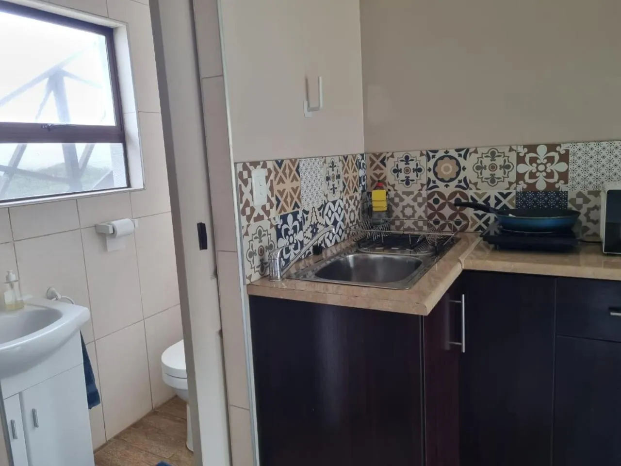 Kitchen or kitchenette in Cove View B&B