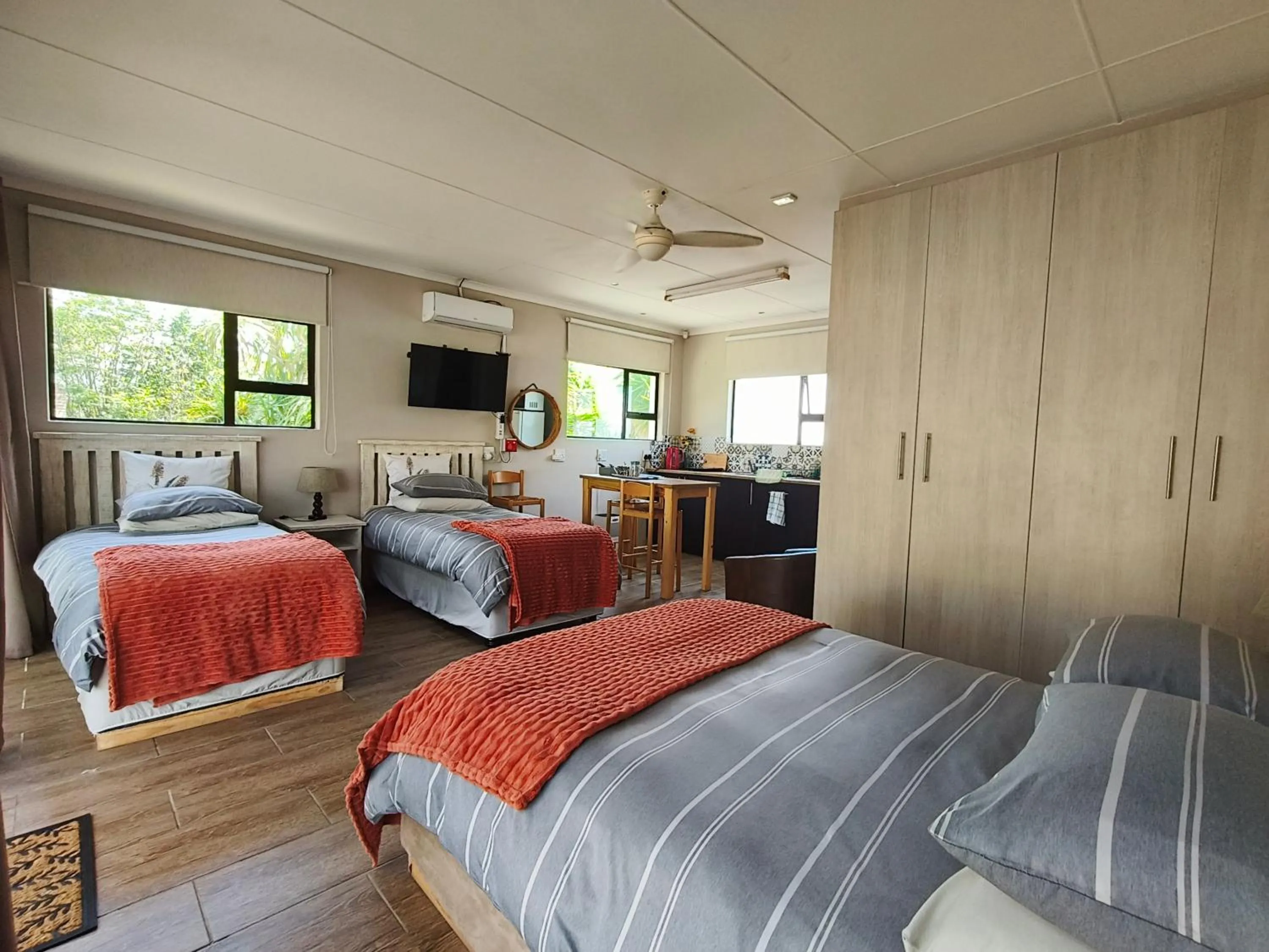 Photo of the whole room, Bed in Cove View B&B