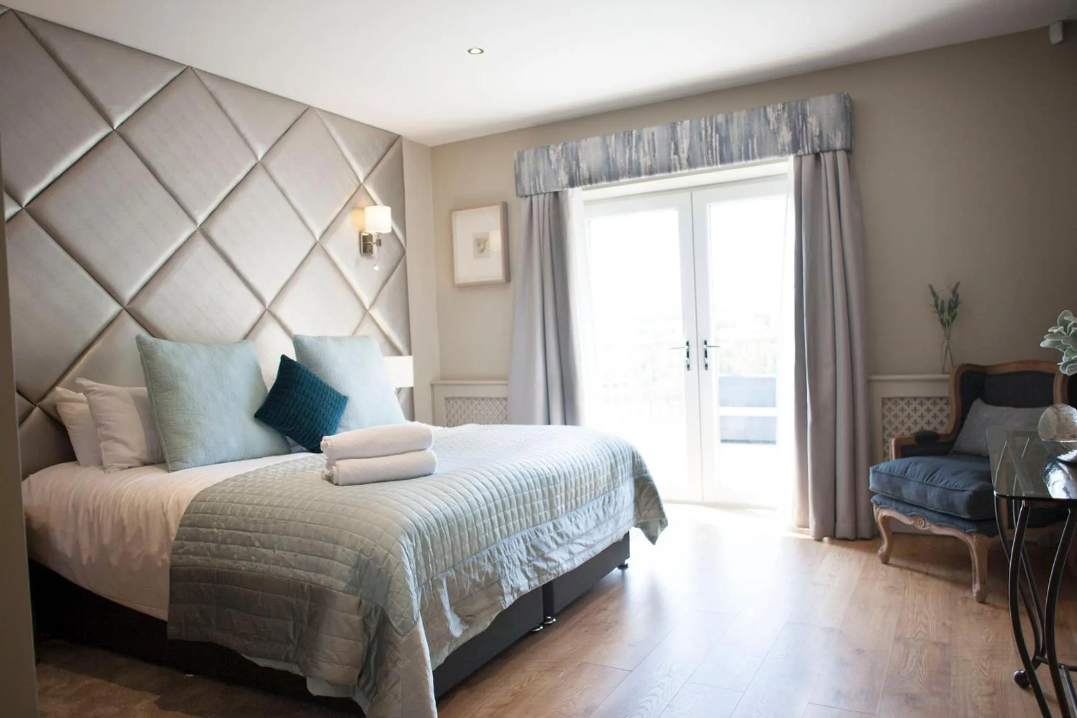 Photo of the whole room, Bed in Black Horse Beamish