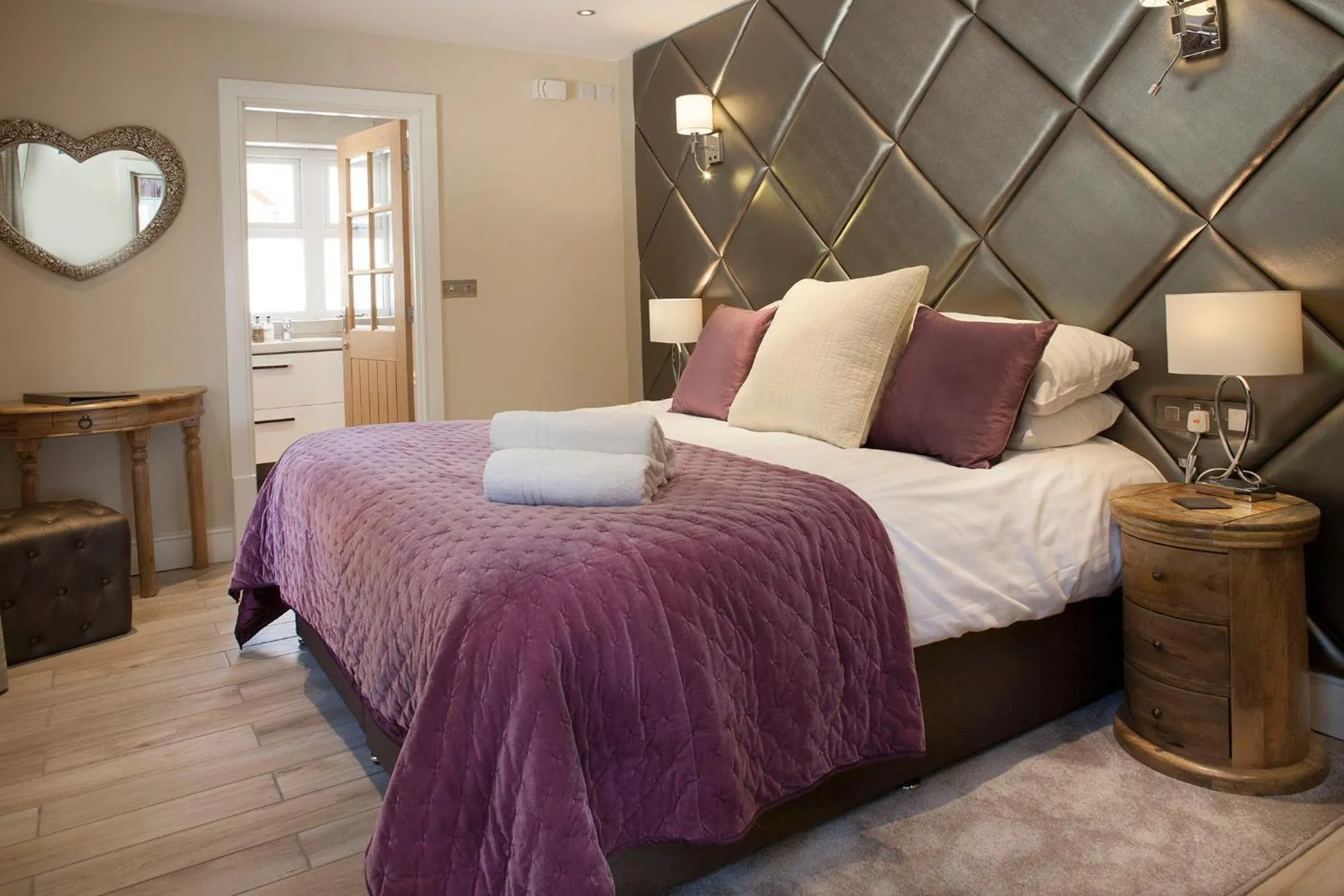 Photo of the whole room, Bed in Black Horse Beamish