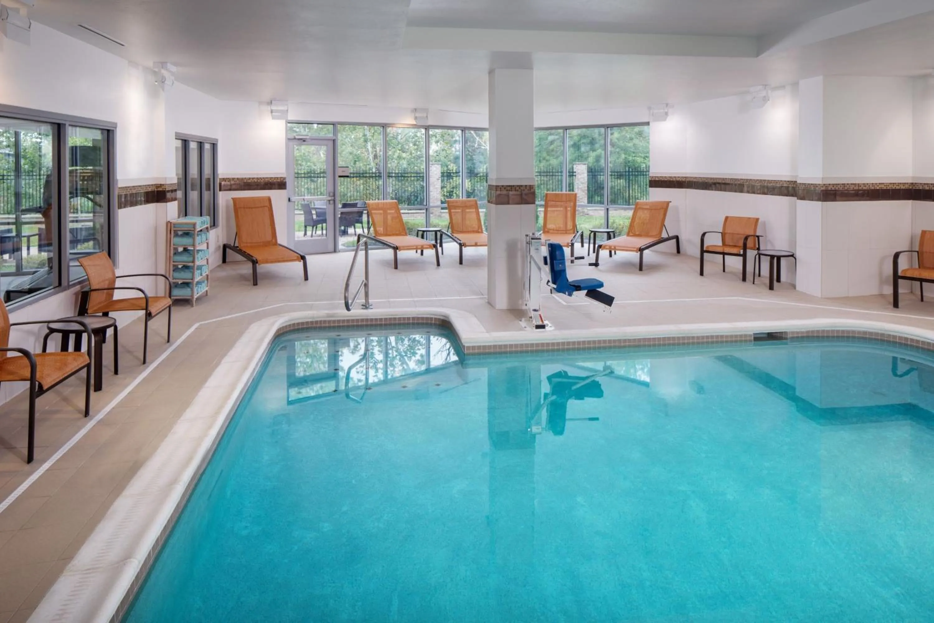 Swimming pool in Courtyard by Marriott Charleston Downtown/Civic Center