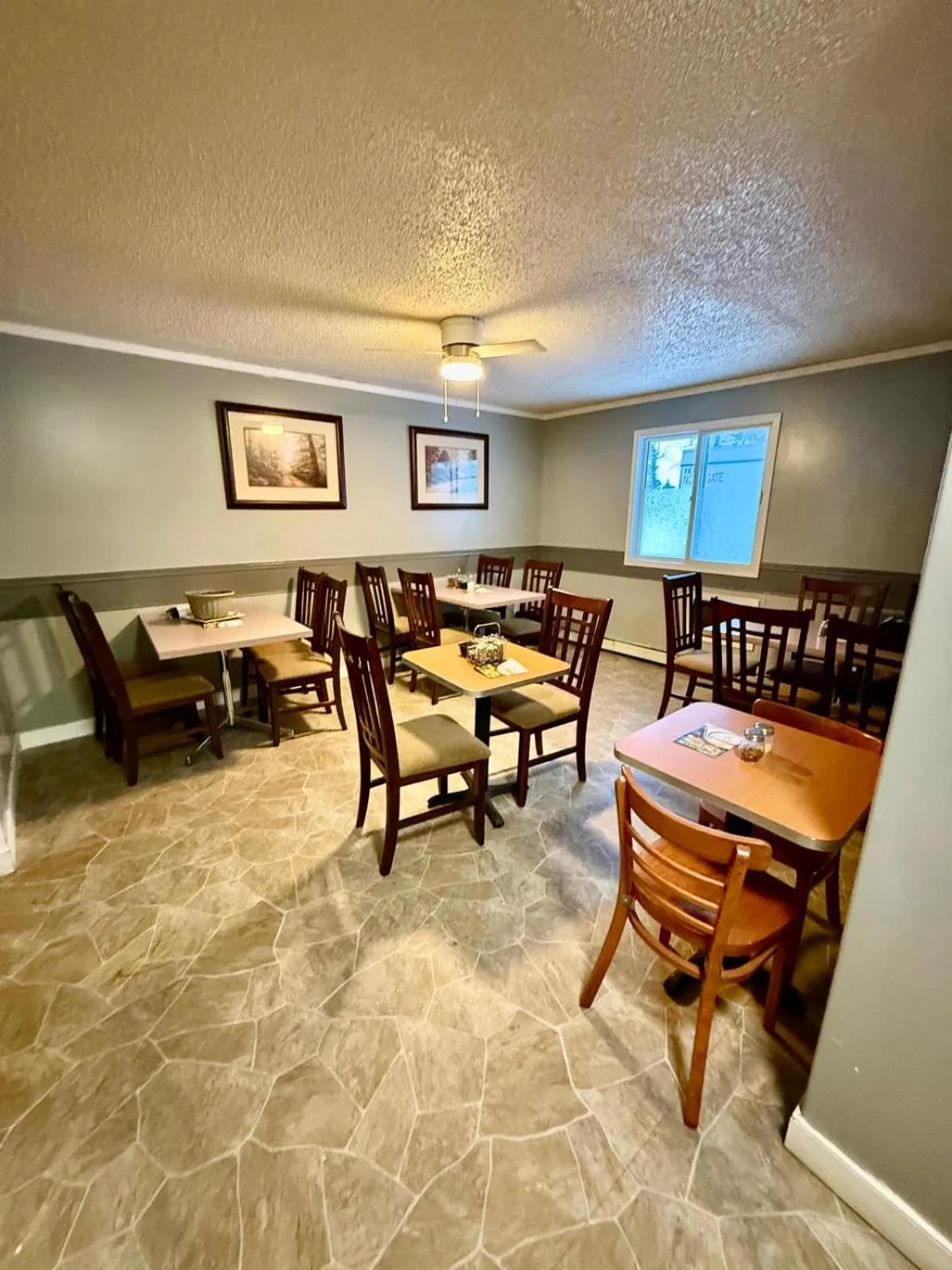 Restaurant/places to eat in Melville Country Inn