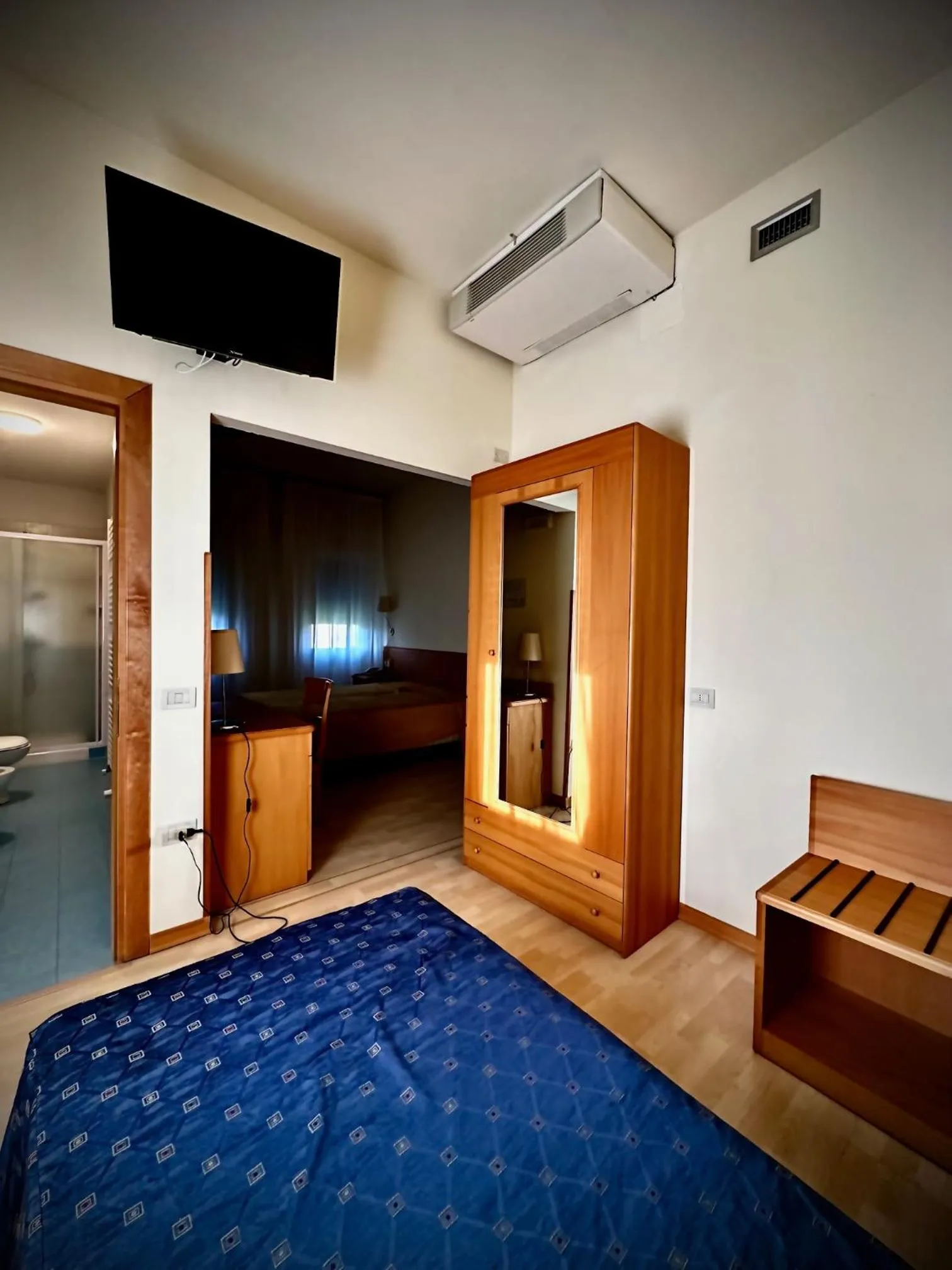 Communal lounge/ TV room, Bed in Hotel Ponte Molo