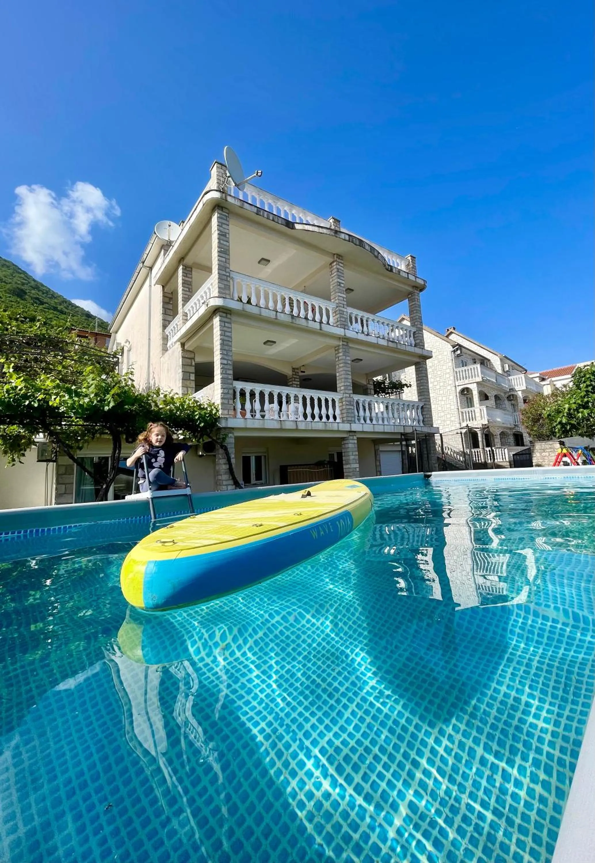Family House with pool & sea view