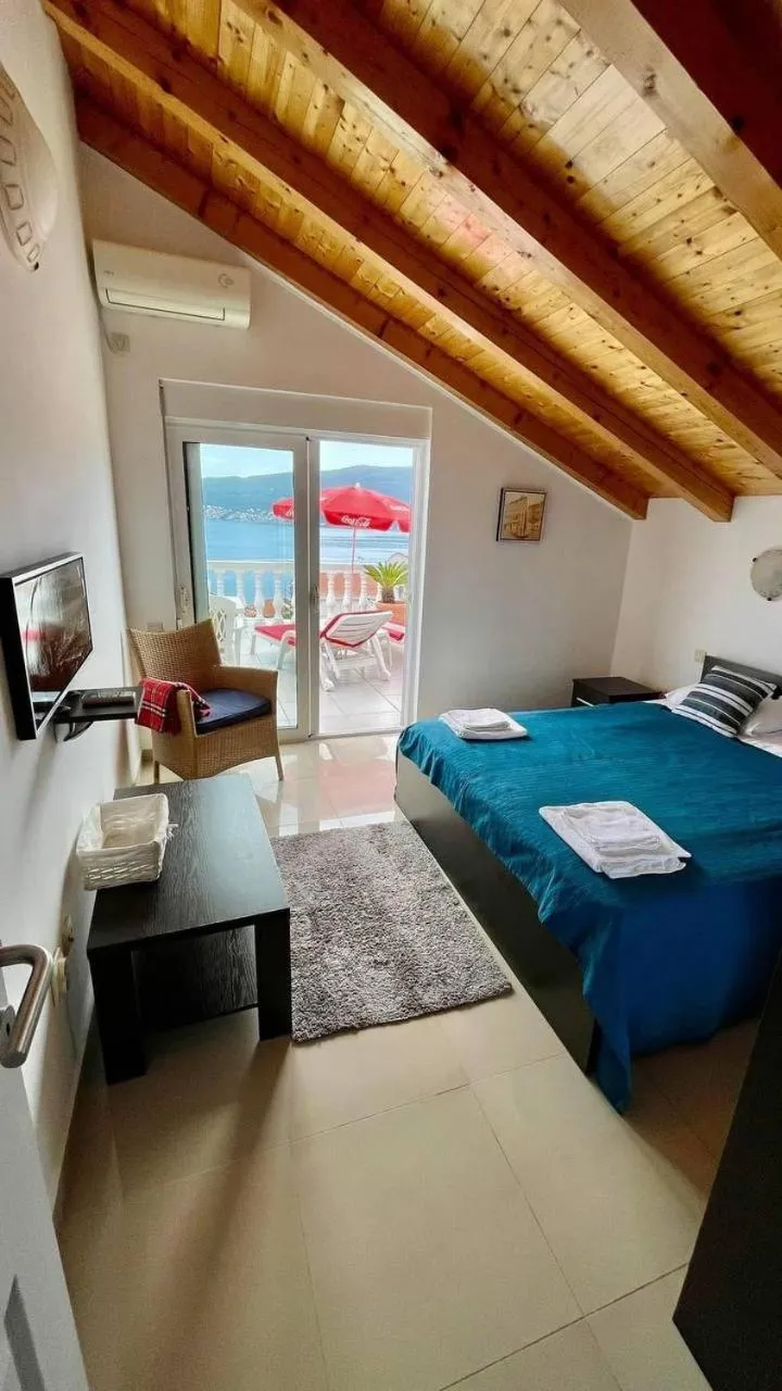 Family House with pool & sea view