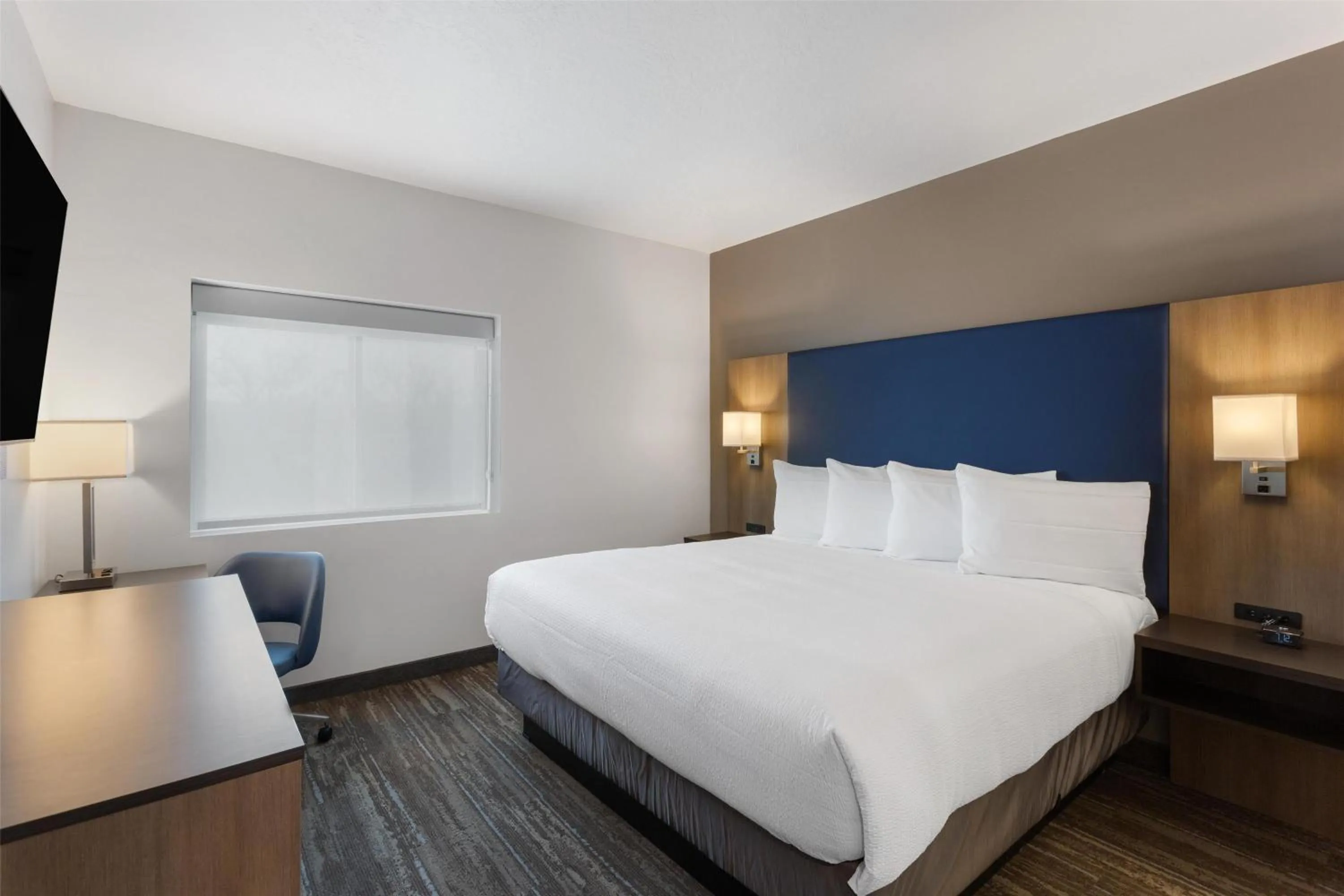 Photo of the whole room, Bed in Best Western Plus Landmark Hotel