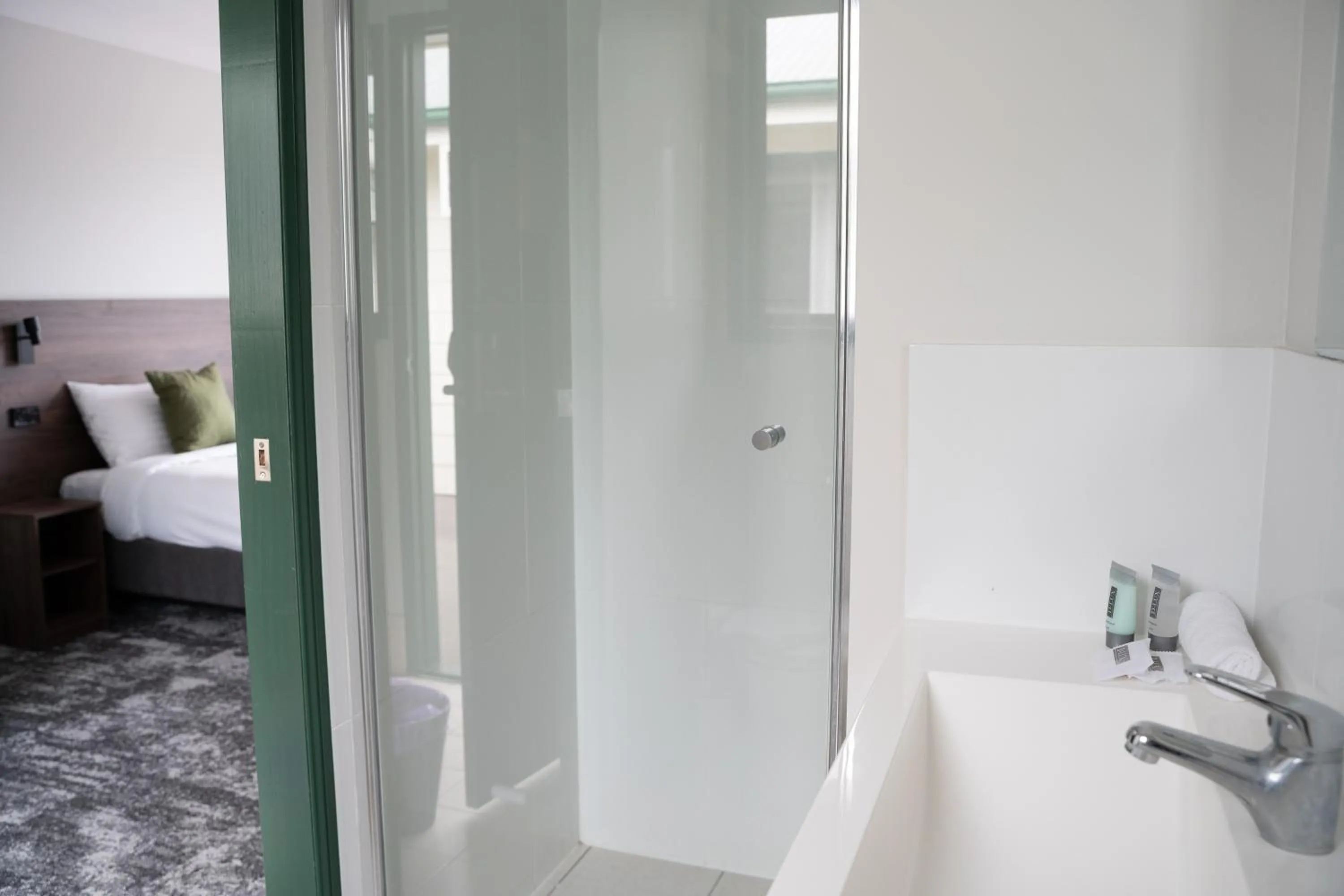 Shower, Bed in Wallaby Hotel