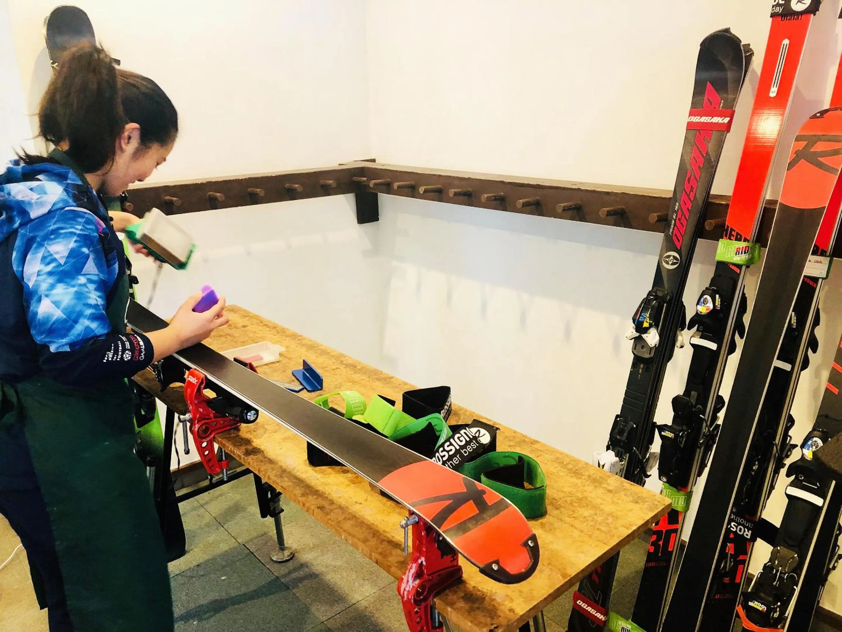 Skiing in Appi Arts Color