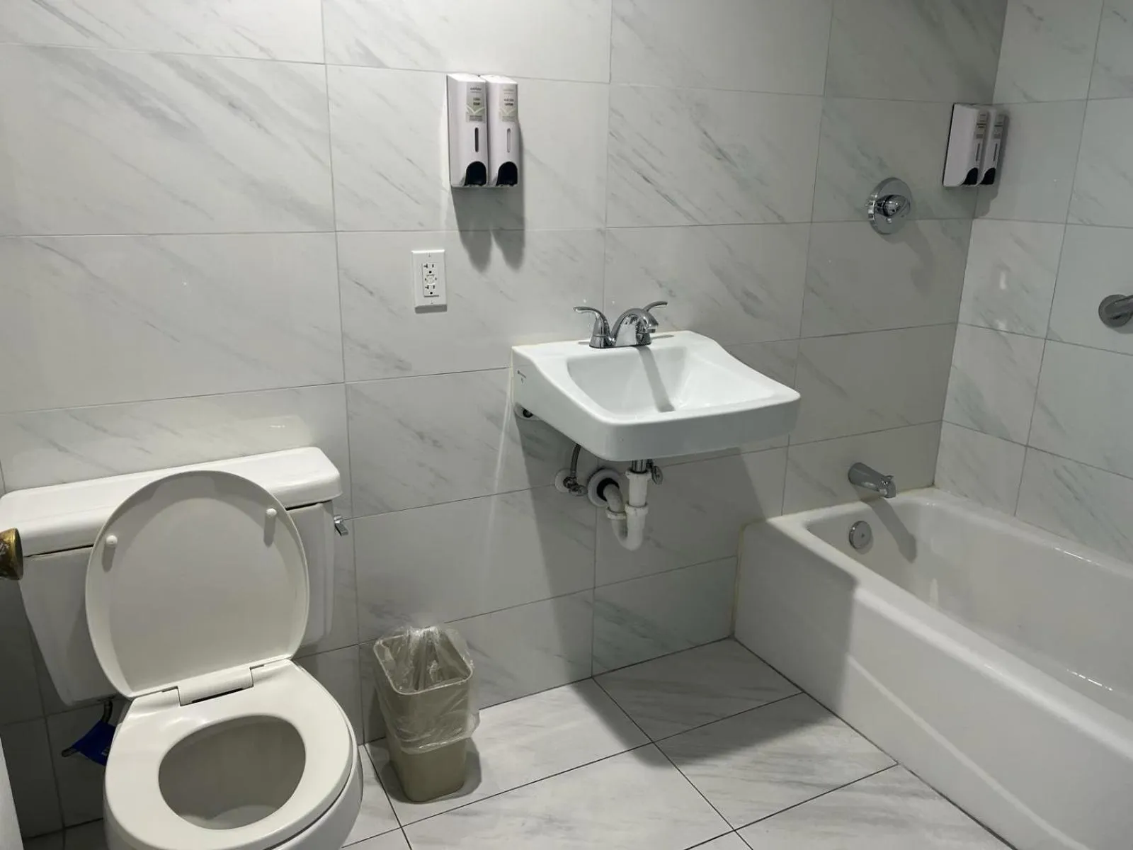 Shower in Pomona Inn