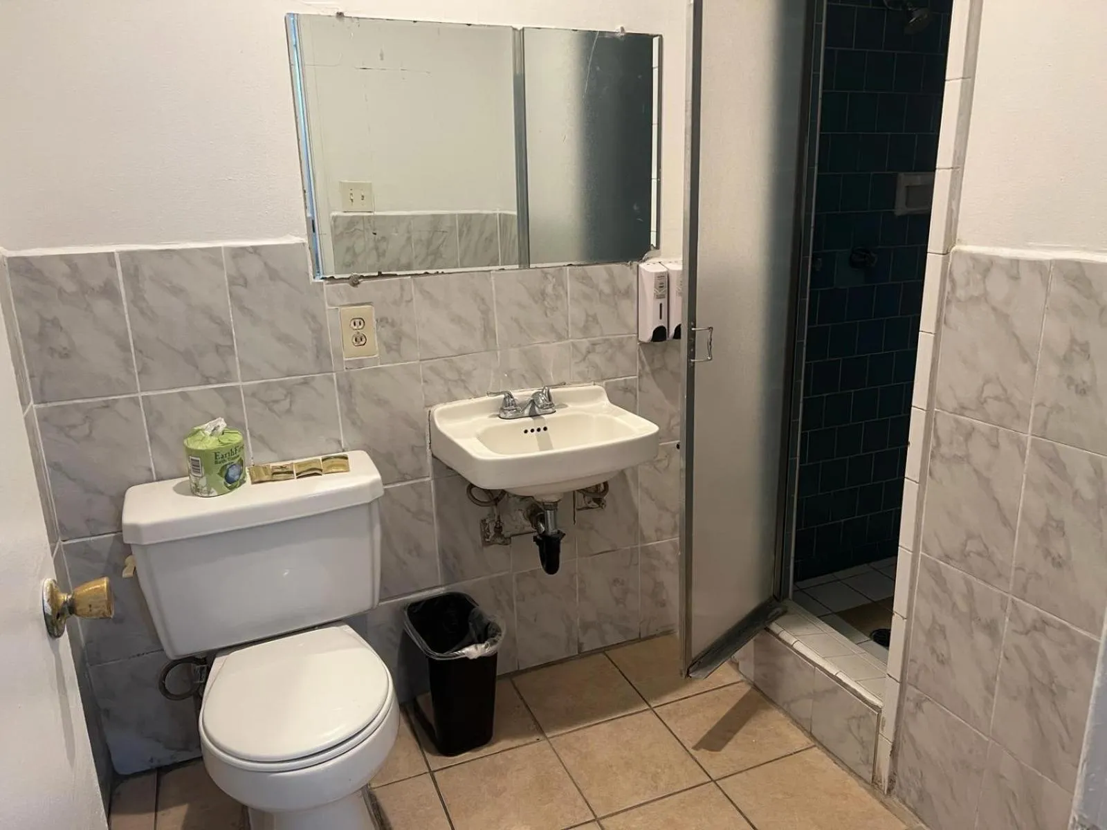 Shower in Pomona Inn