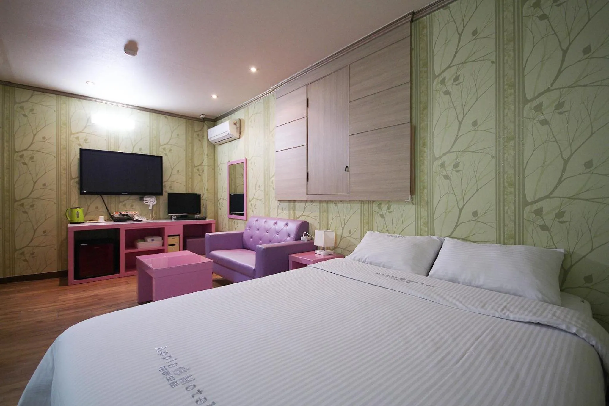 TV and multimedia, TV/Entertainment Center in Apple House Mini Hotel