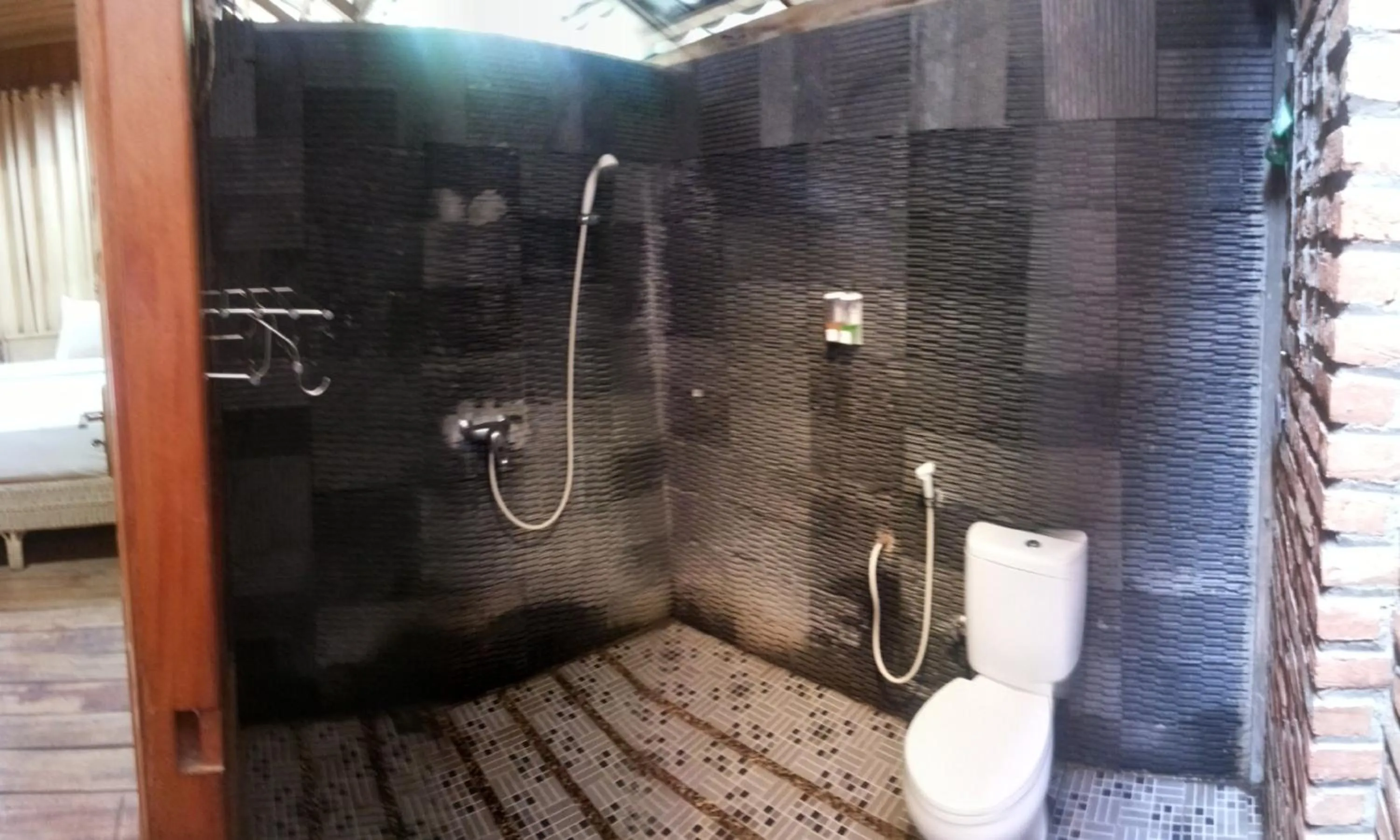 Shower in Jazz Hotel Palu