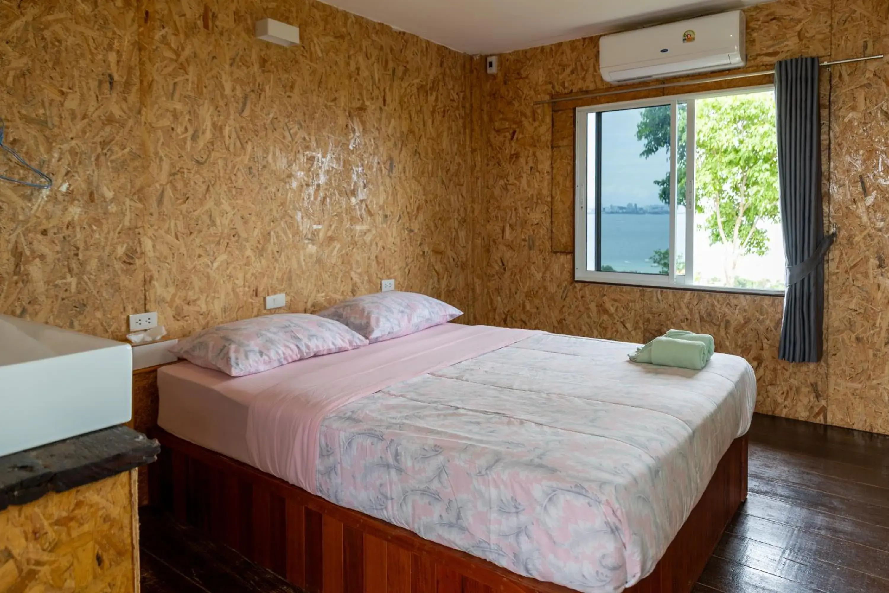 Double Room with Sea View in Parinya Hill Homestay & Cafe Koh Larn Double Room with Sea View in Parinya Hill Homestay & Cafe Koh Larn