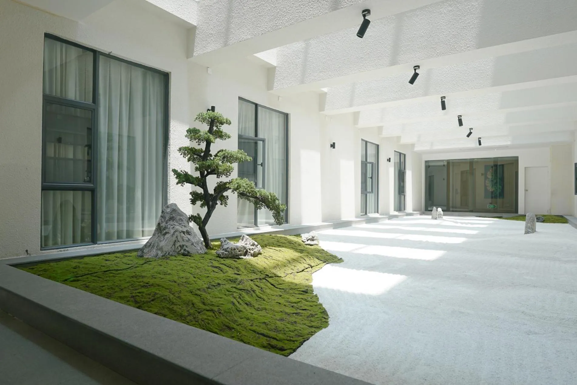 Balcony/Terrace, Bed in Paco Hotel Guangzhou North Railway Station