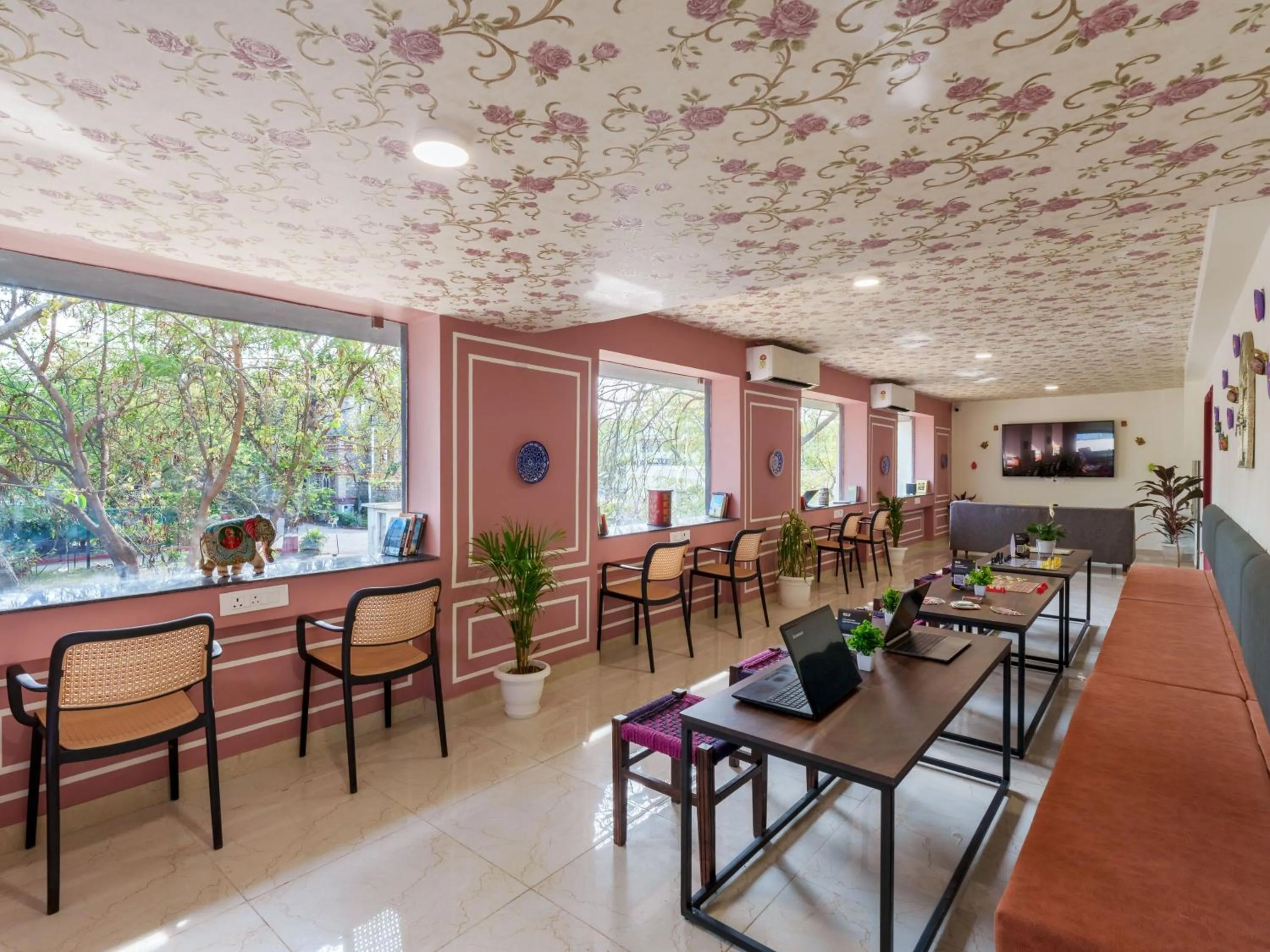 Communal lounge/ TV room in The Hosteller Jaipur, MI Road