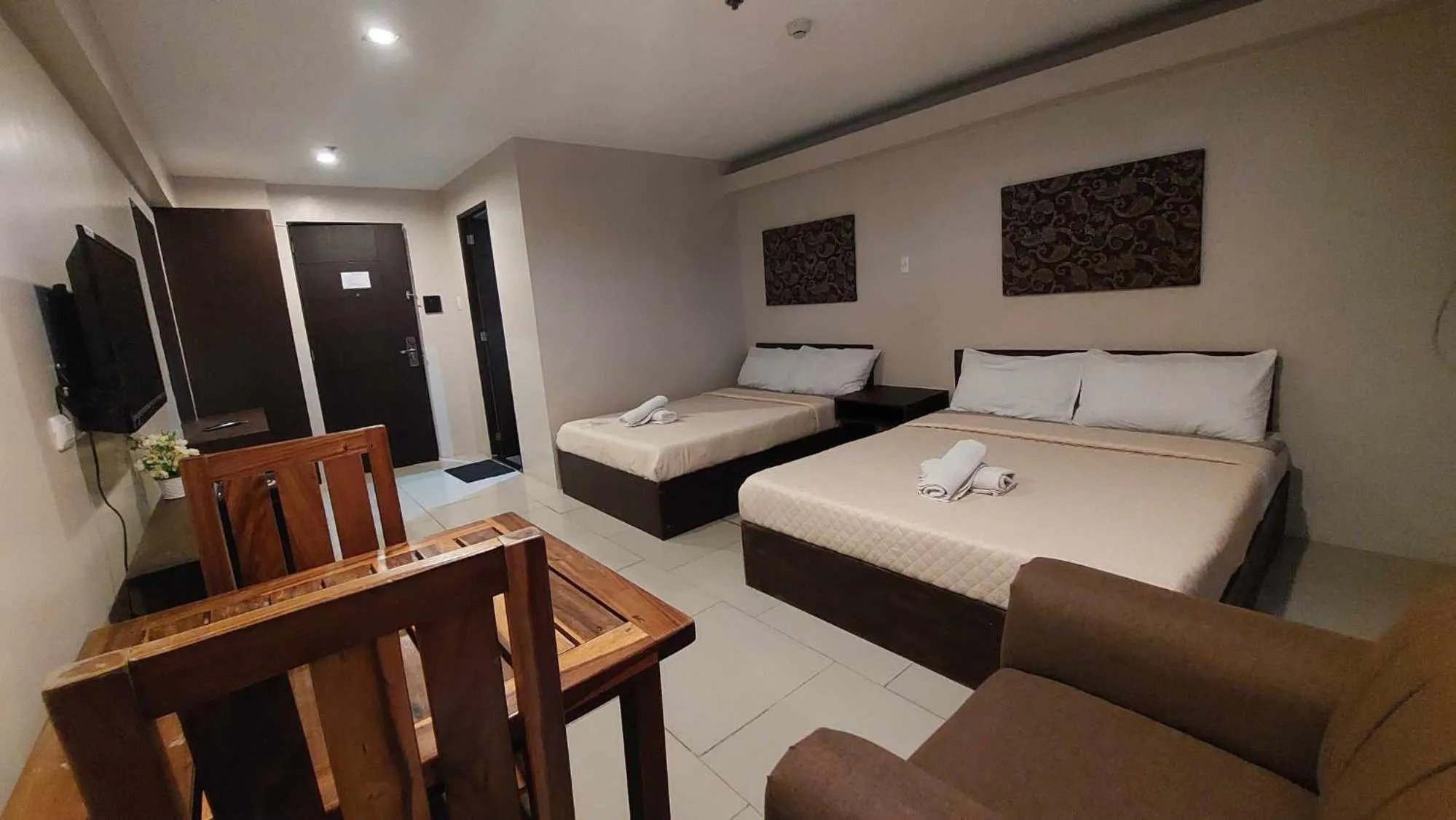 Communal lounge/ TV room in Regina Hometel