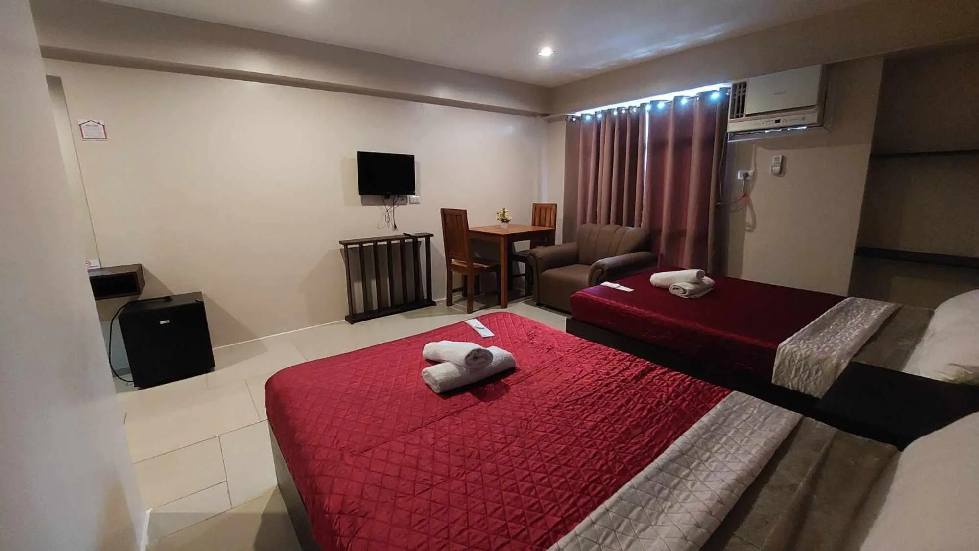 Communal lounge/ TV room in Regina Hometel