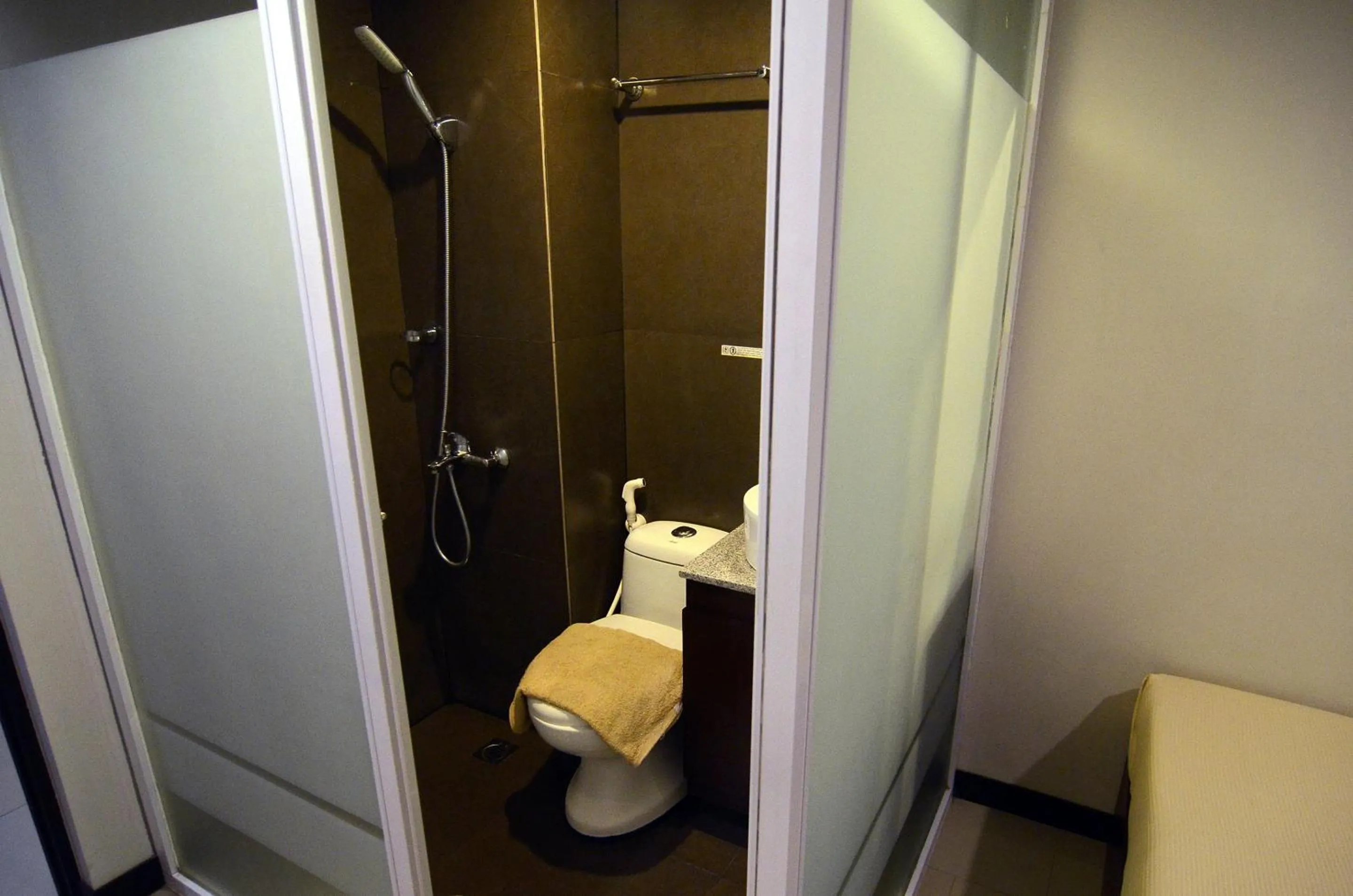 Toilet in Regina Hometel