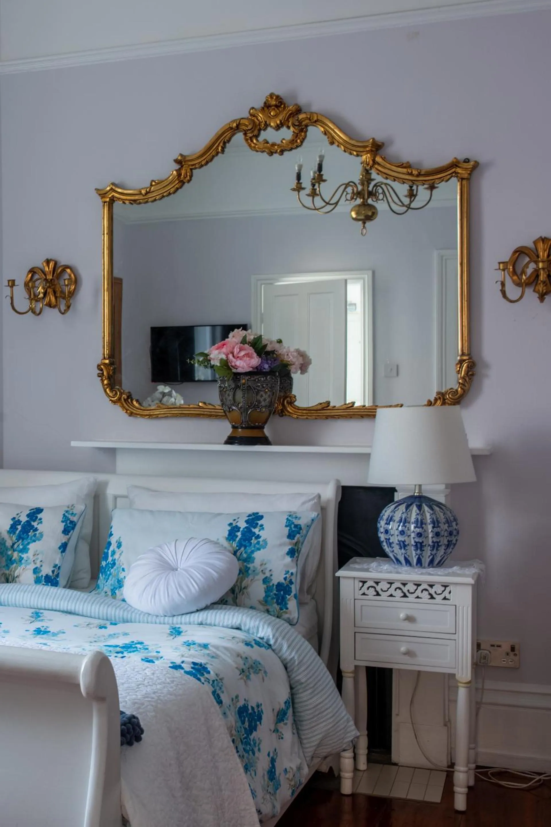 Bed in Dawson Place, Juliette's Bed and Breakfast