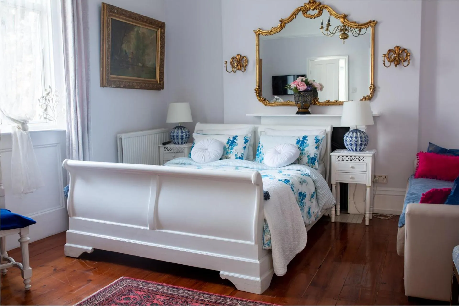 Photo of the whole room, Bed in Dawson Place, Juliette's Bed and Breakfast