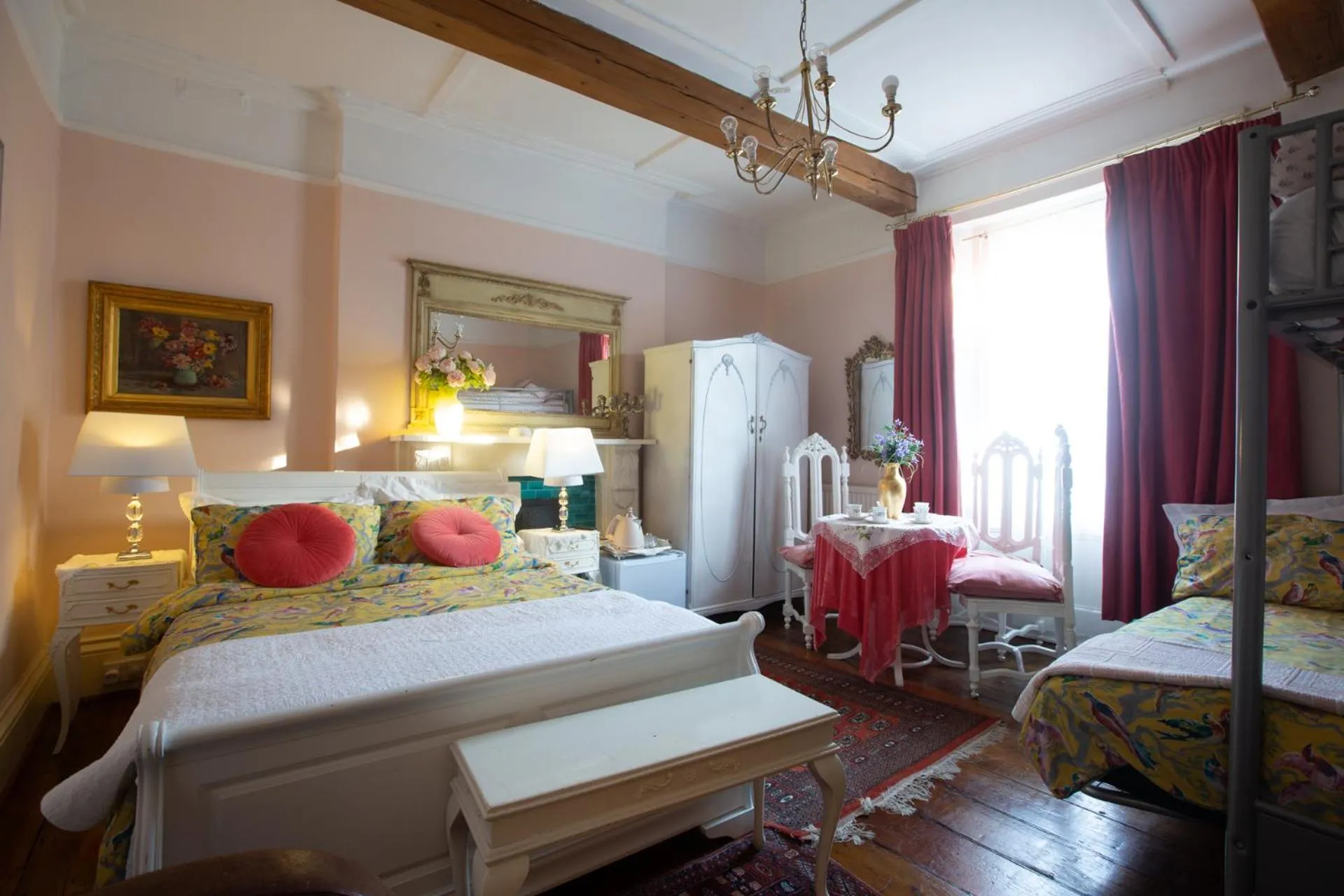 Photo of the whole room, Bed in Dawson Place, Juliette's Bed and Breakfast