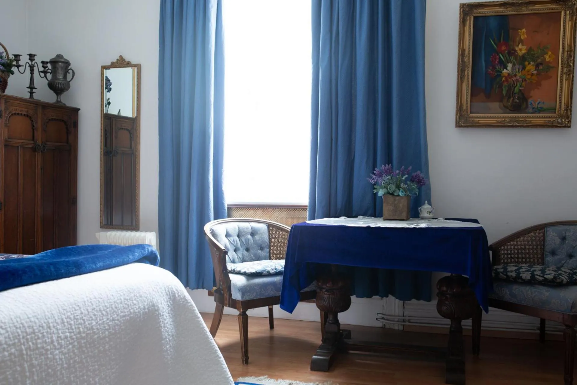 Seating area, Bed in Dawson Place, Juliette's Bed and Breakfast