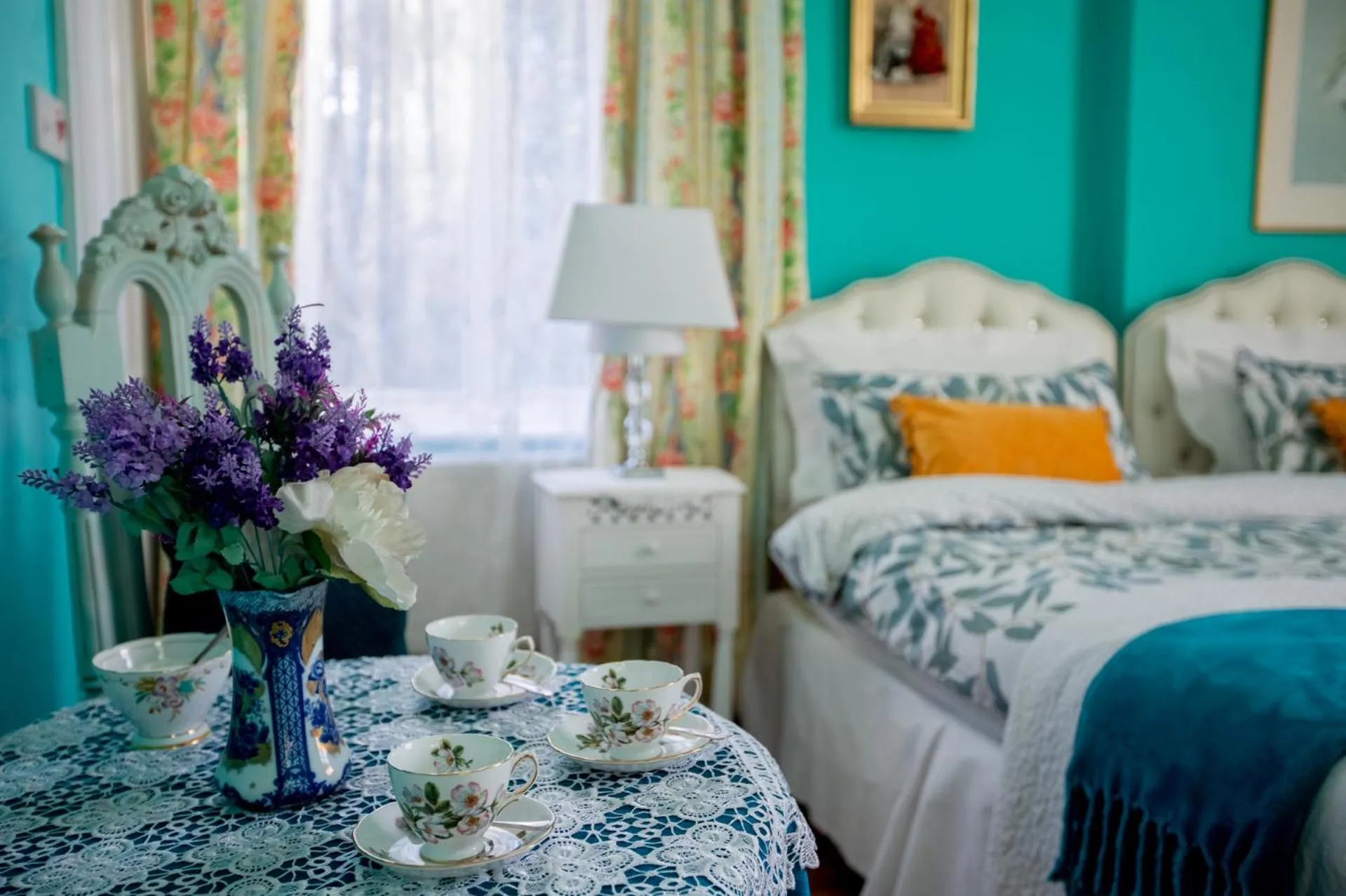 Seating area, Bed in Dawson Place, Juliette's Bed and Breakfast