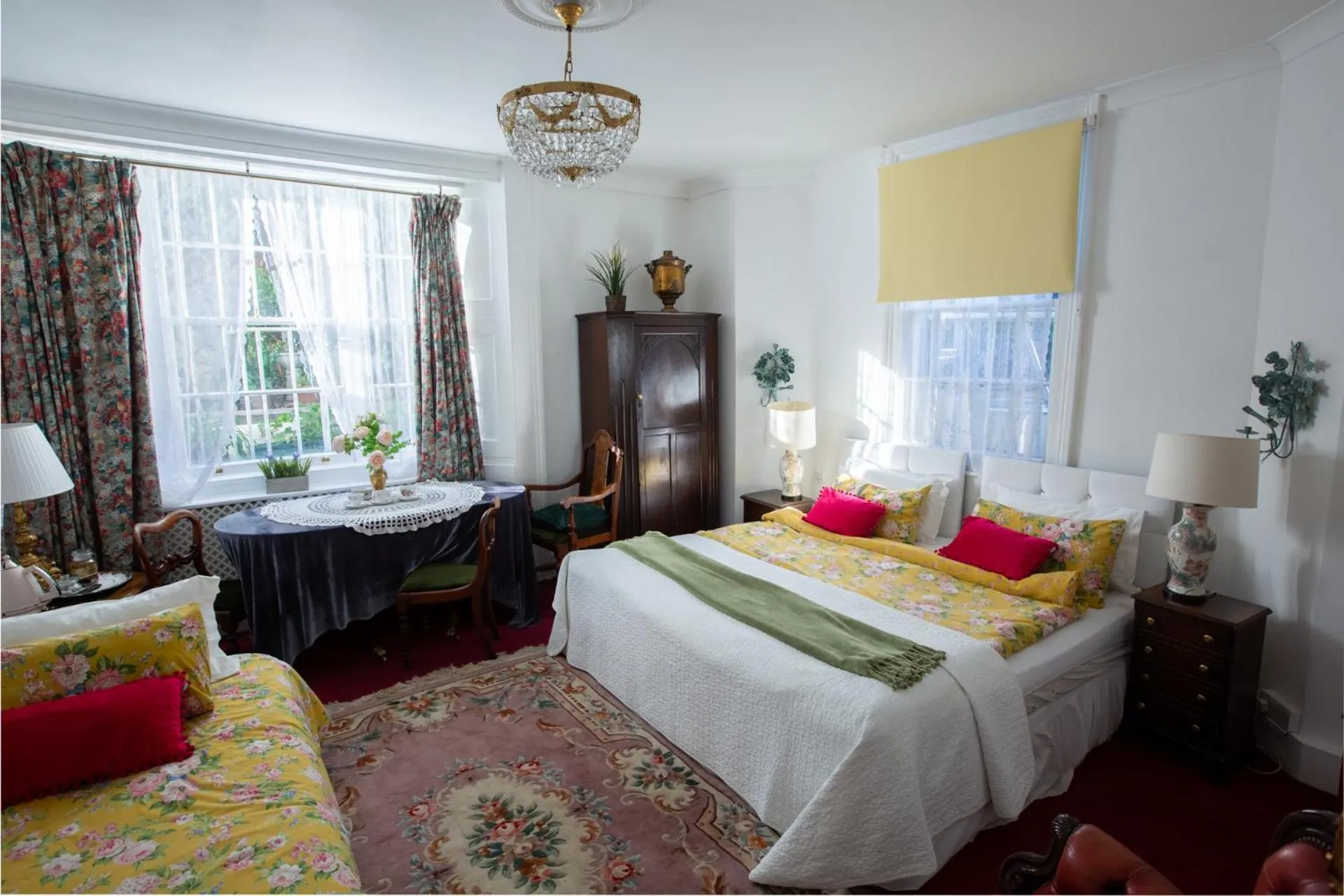 Photo of the whole room, Bed in Dawson Place, Juliette's Bed and Breakfast
