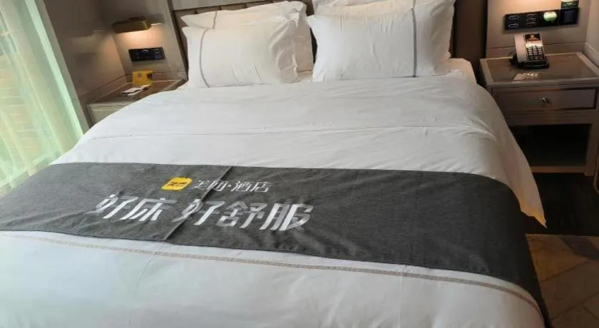 Bed in Tomeet Hotel