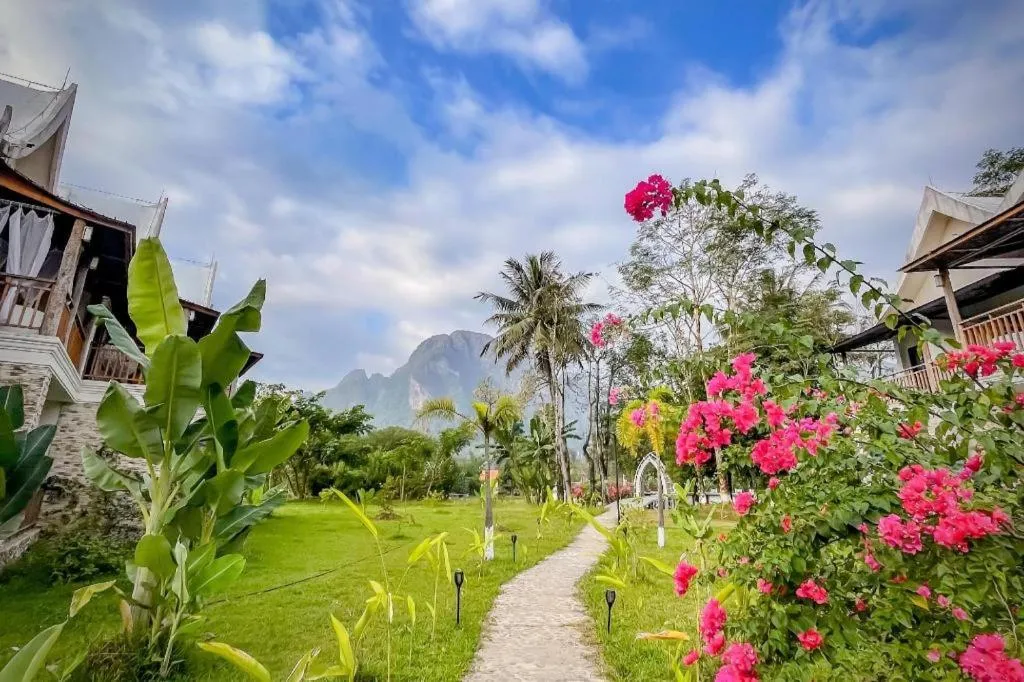 LARNG YAY  Riverview Resort Hotel