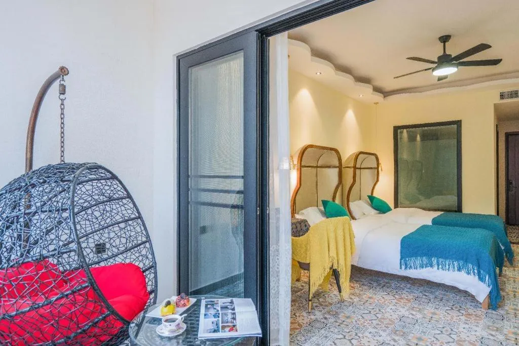 Bed in LARNG YAY  Riverview Resort Hotel