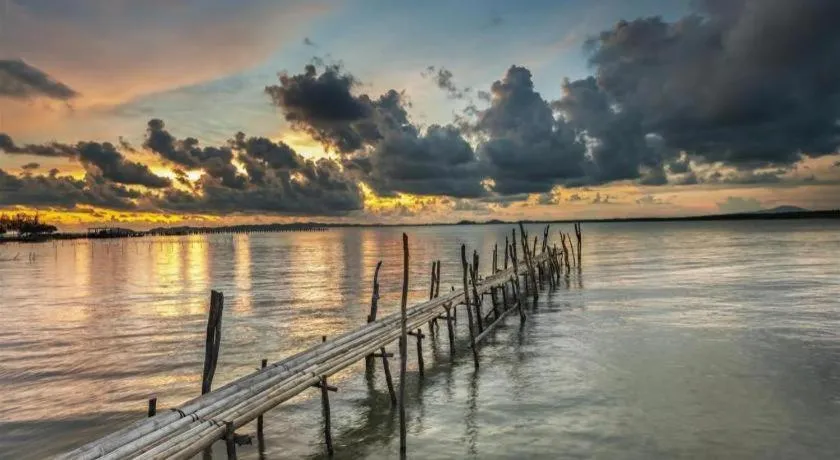 LARNG YAY  Riverview Resort Hotel