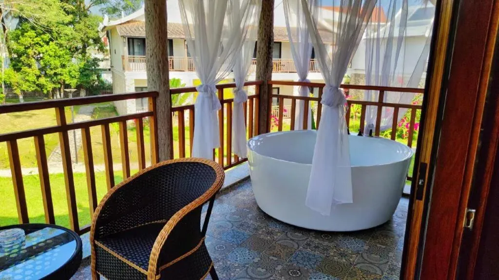 LARNG YAY  Riverview Resort Hotel