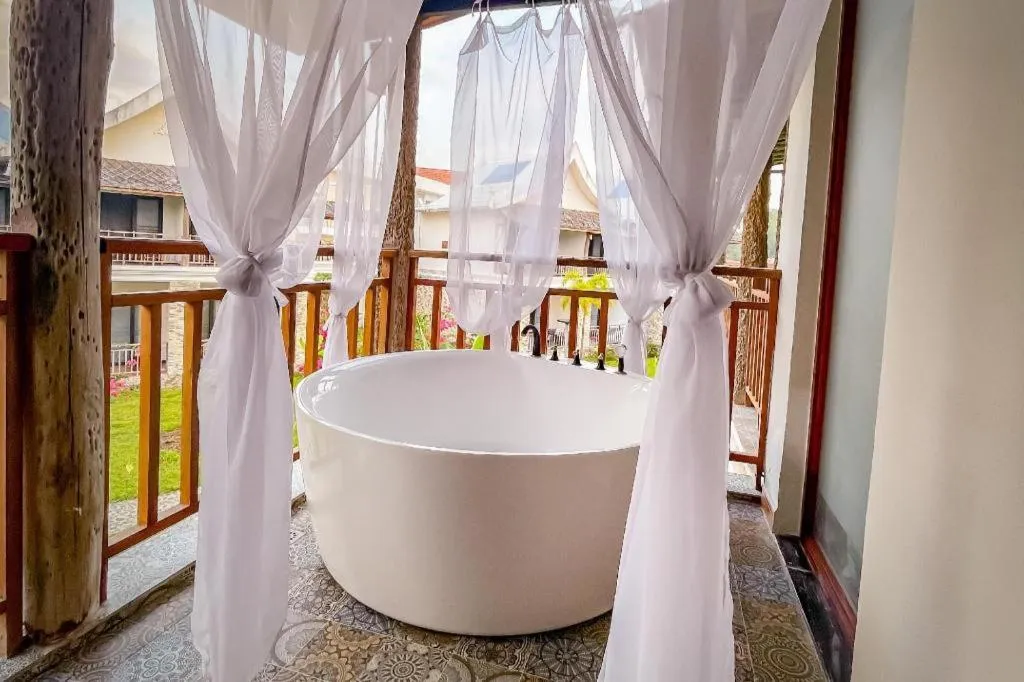 LARNG YAY  Riverview Resort Hotel