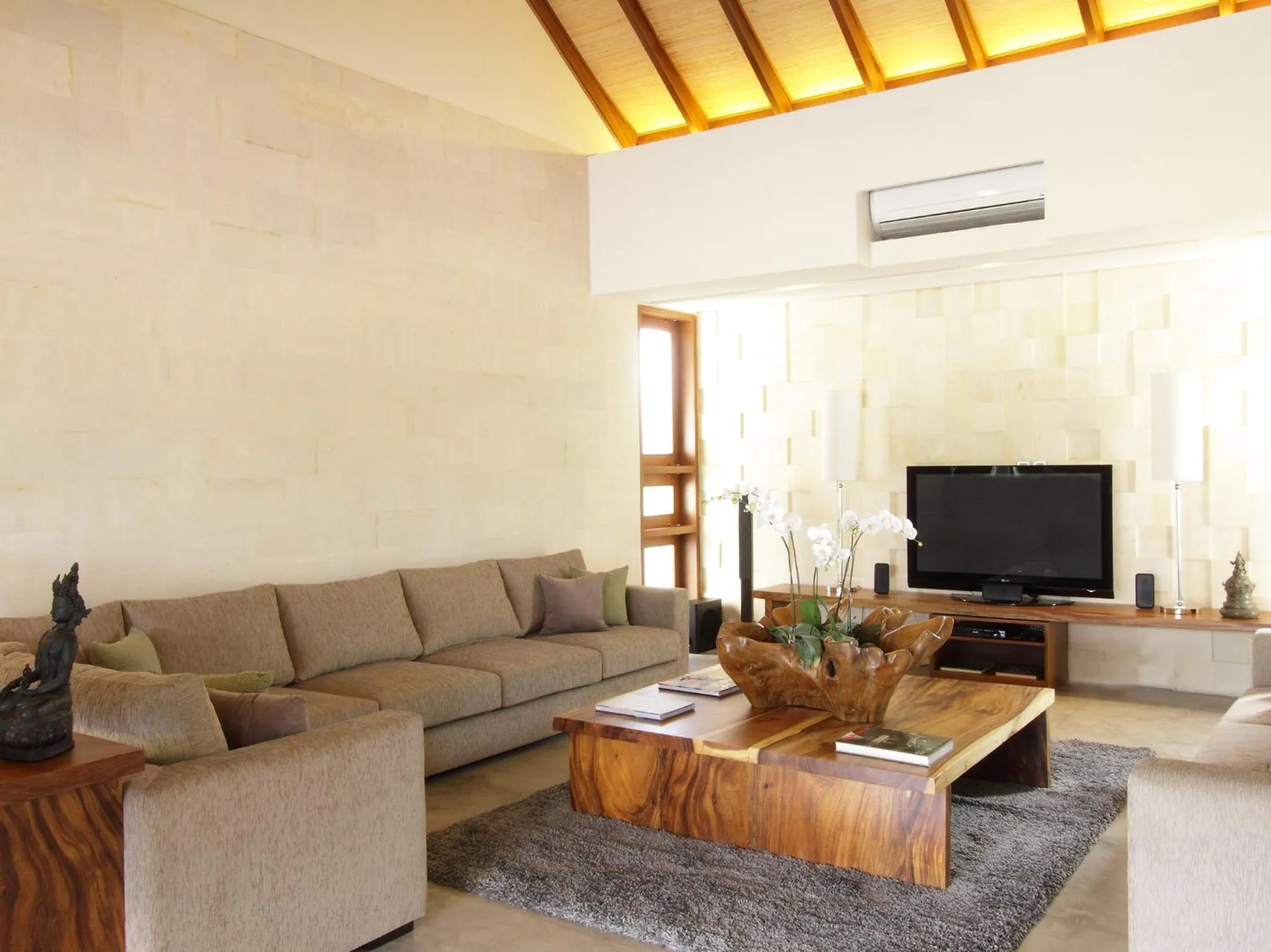 Communal lounge/ TV room in Dea Villas
