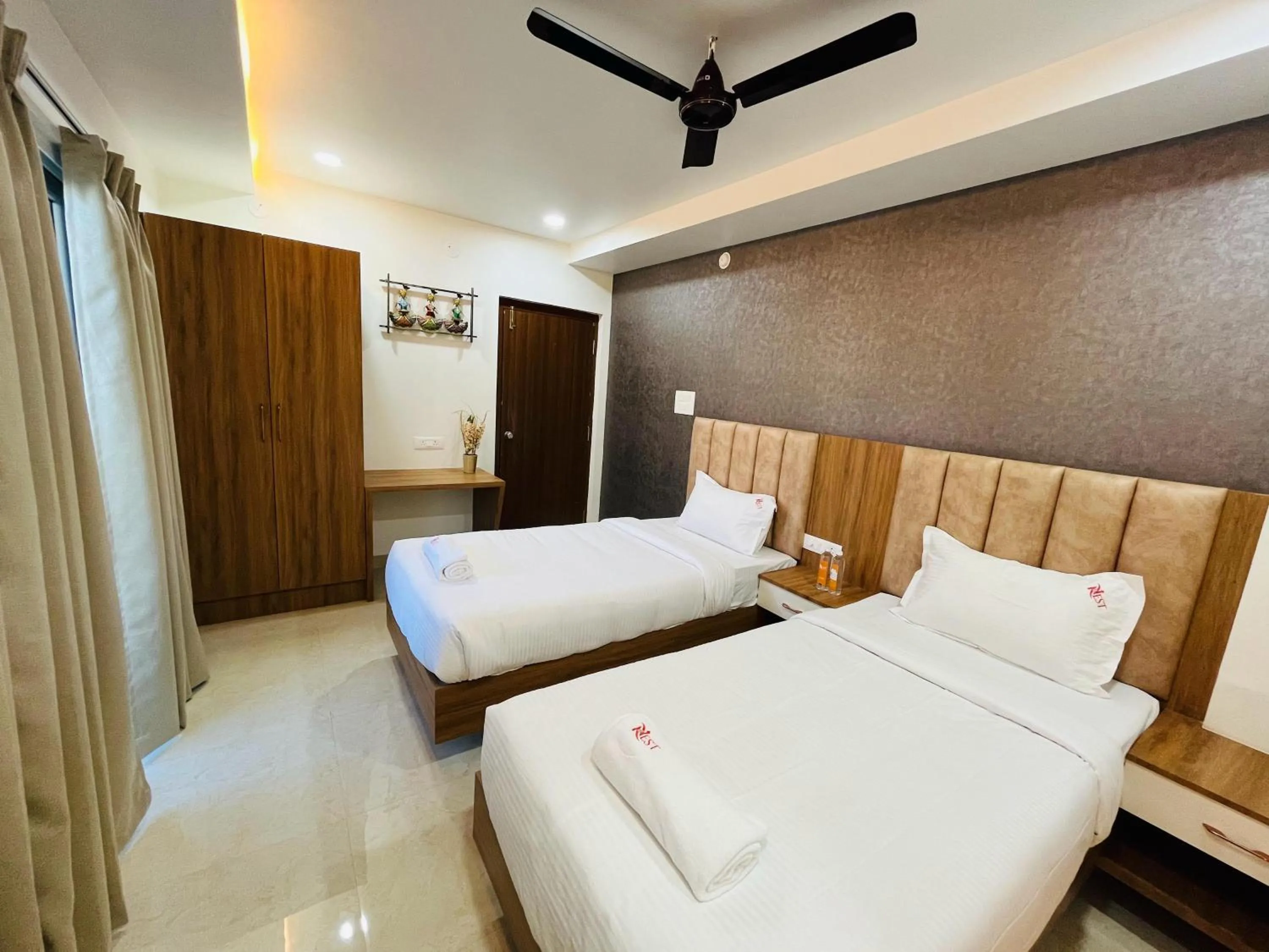 Bed in Hotel Viola Suites Madhapur, Business Hotel