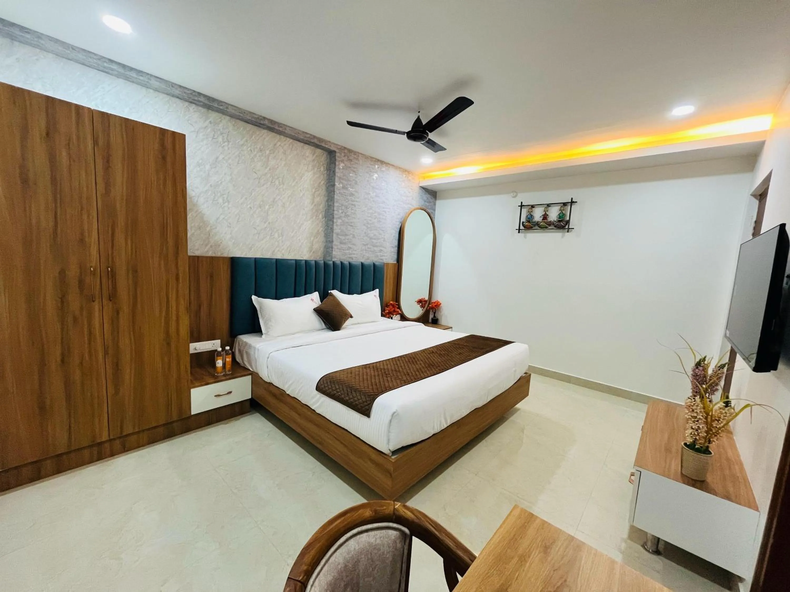 Bed in Hotel Viola Suites Madhapur, Business Hotel