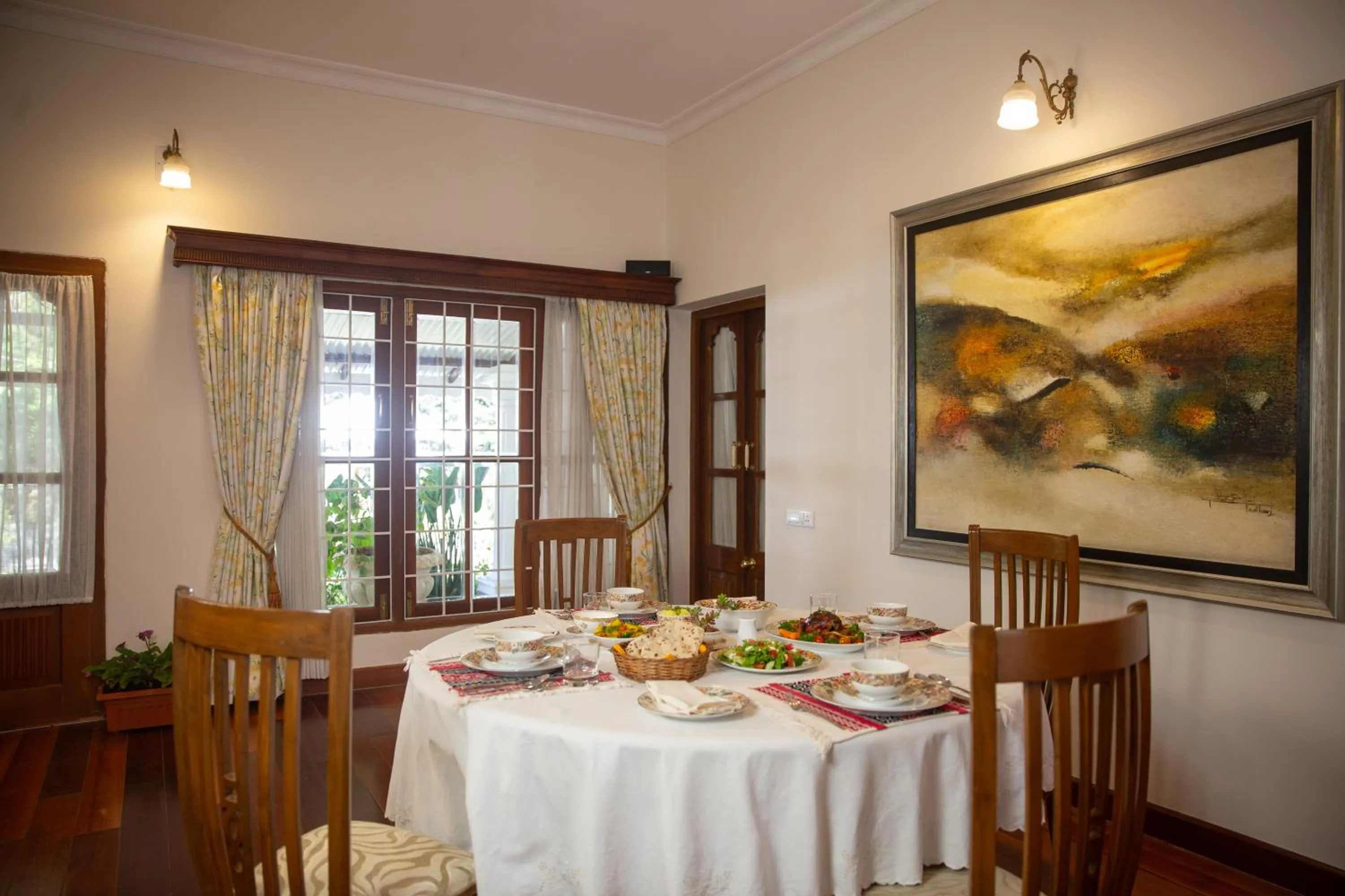 Restaurant/places to eat in Marlihill Bungalow - A CGH Earth SAHA Experience