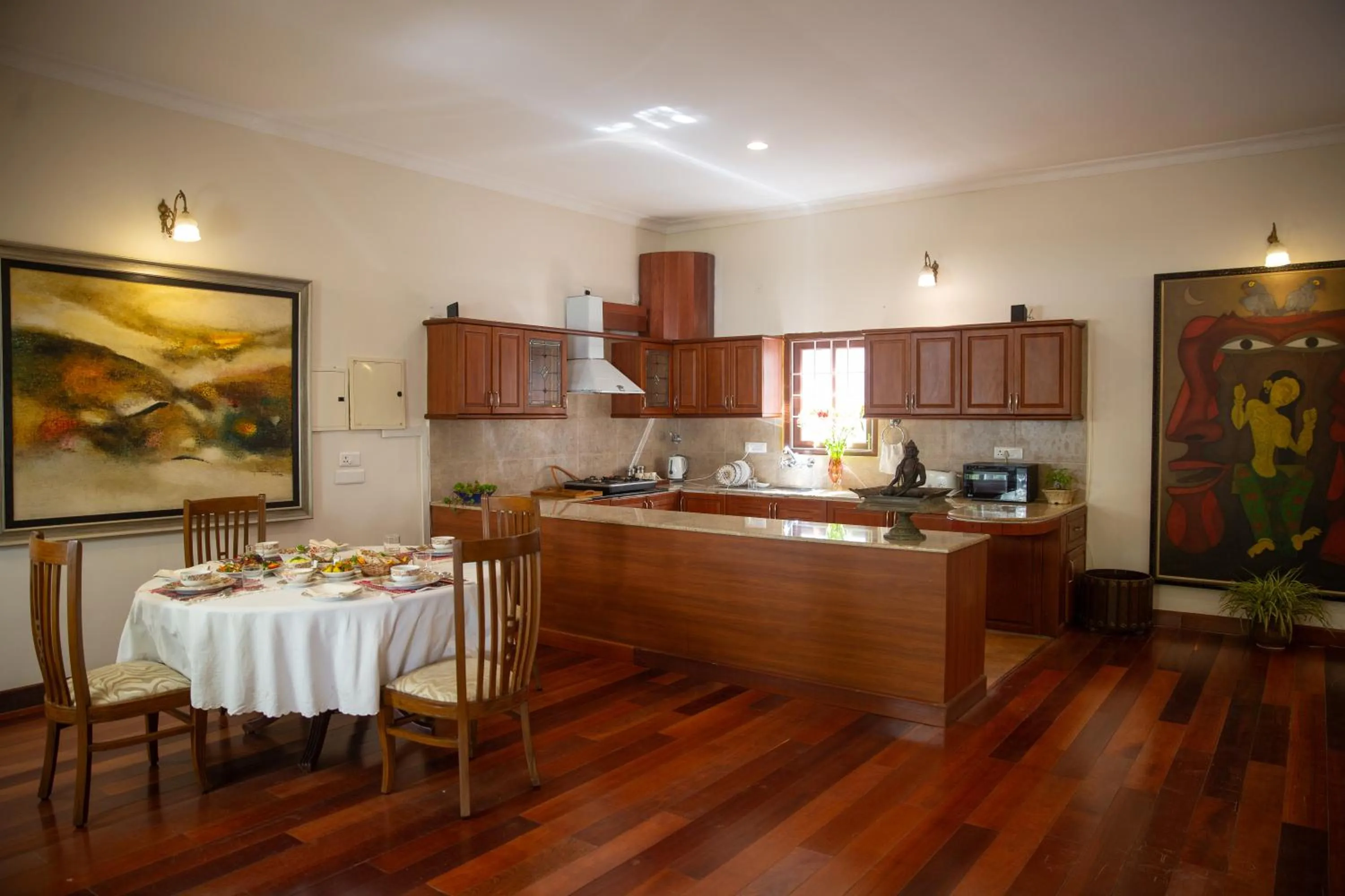 Restaurant/places to eat in Marlihill Bungalow - A CGH Earth SAHA Experience