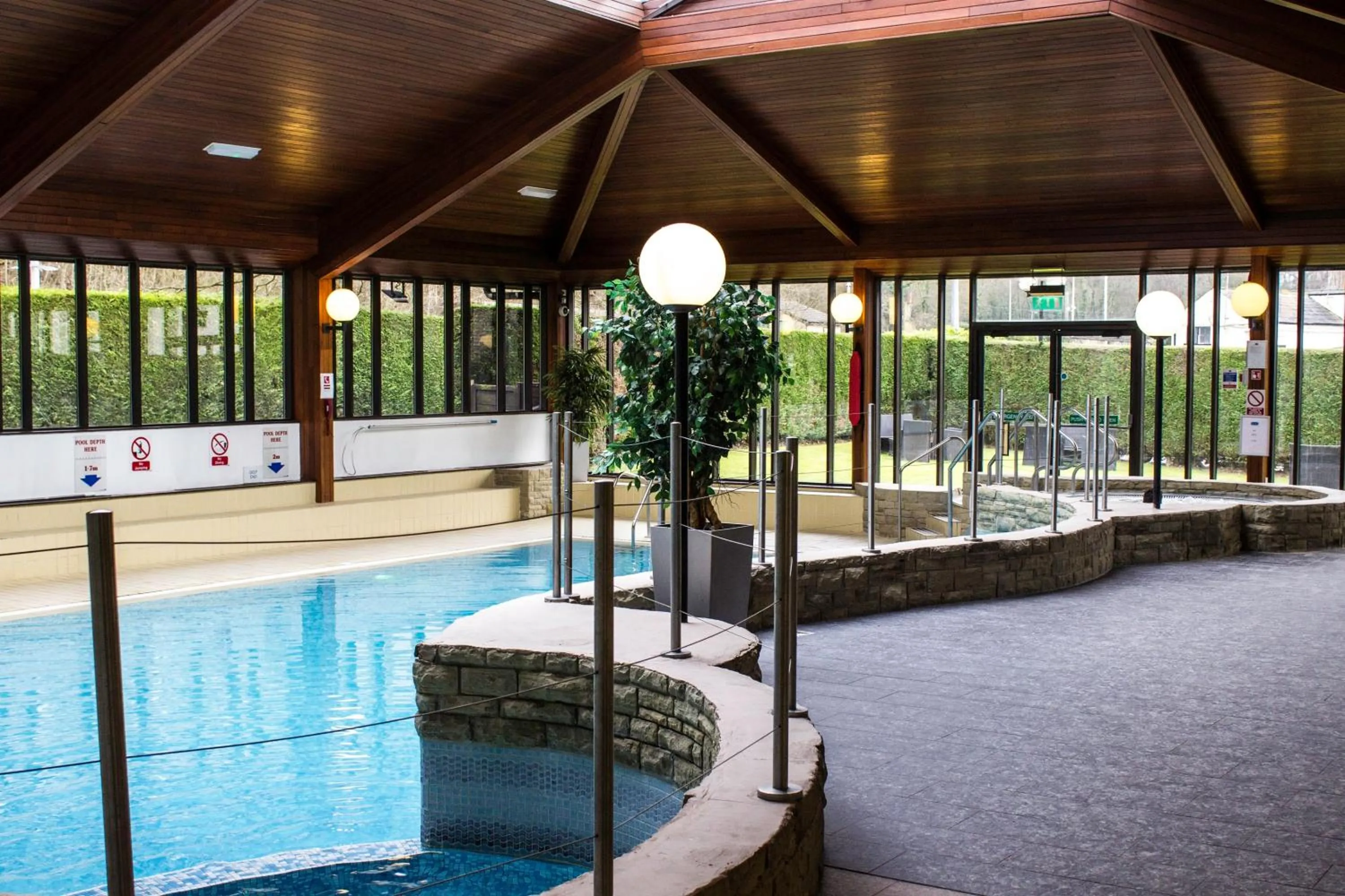 Swimming pool in Airport Inn & Spa Manchester