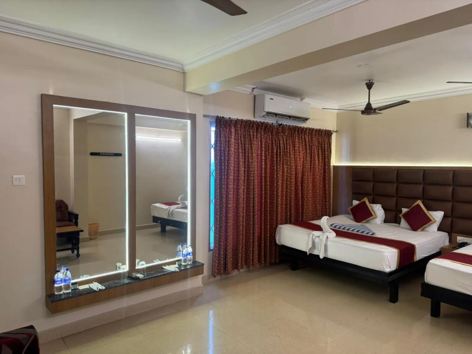 Bedroom, Bed in HOTEL SRIMANIYA